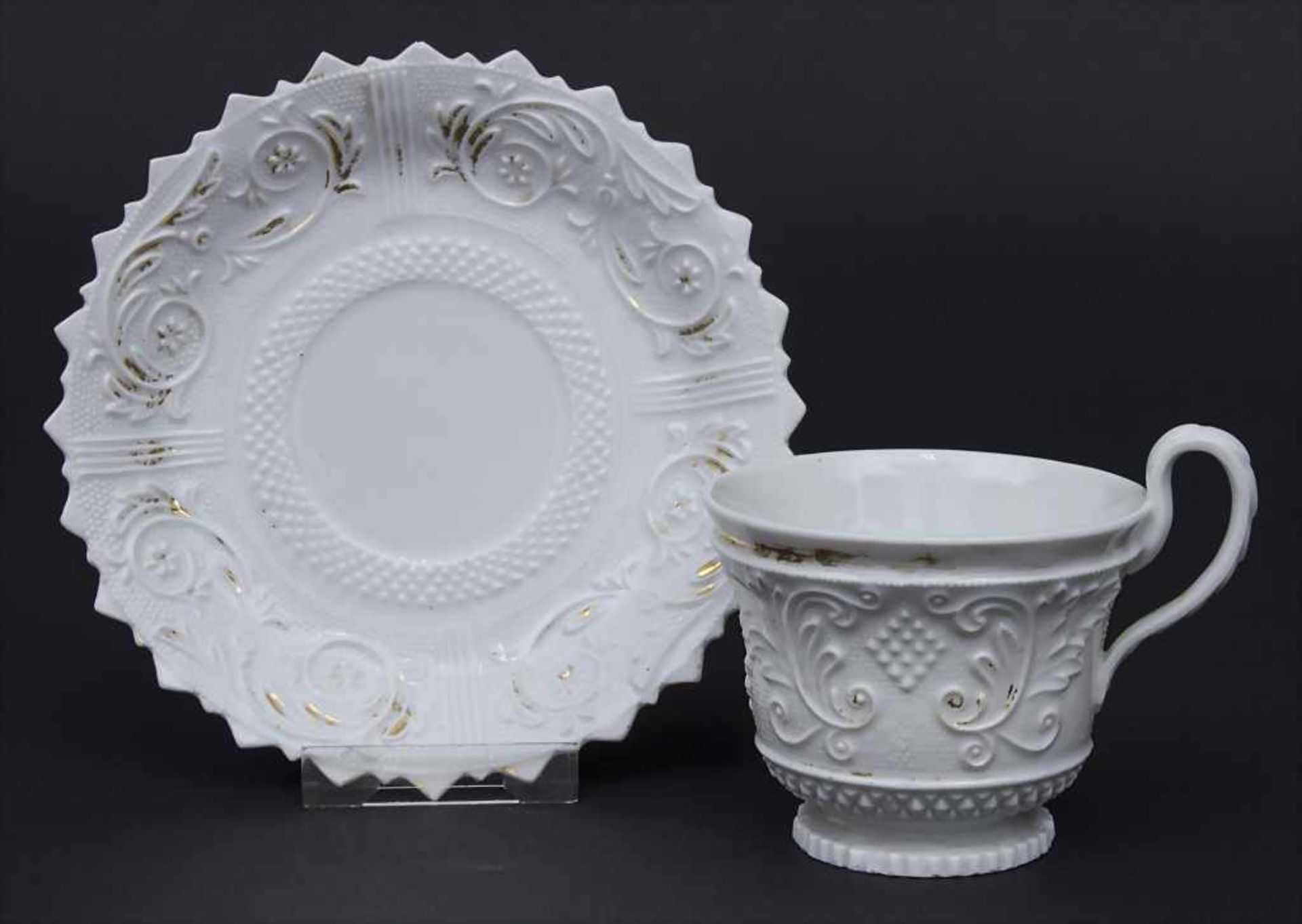 Tasse und UT mit Reliefdekor / A cup and saucer with relief decor, Meissen, um 1820 Material: