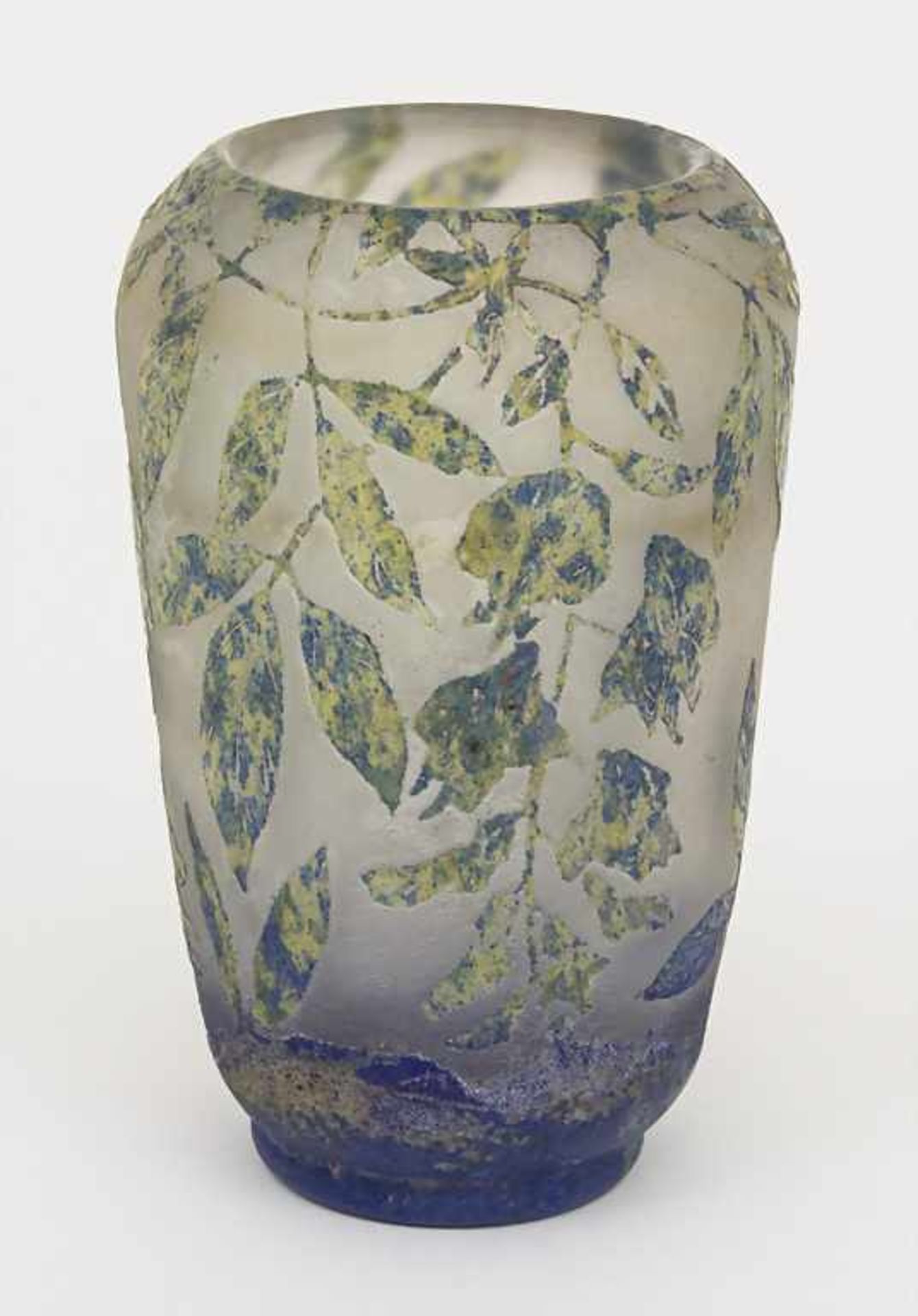 Jugendstil-Vase mit Zweigdekor / An Art Nouveau vase with branches, Daum Nancy, um 1910 Material: - Bild 2 aus 3