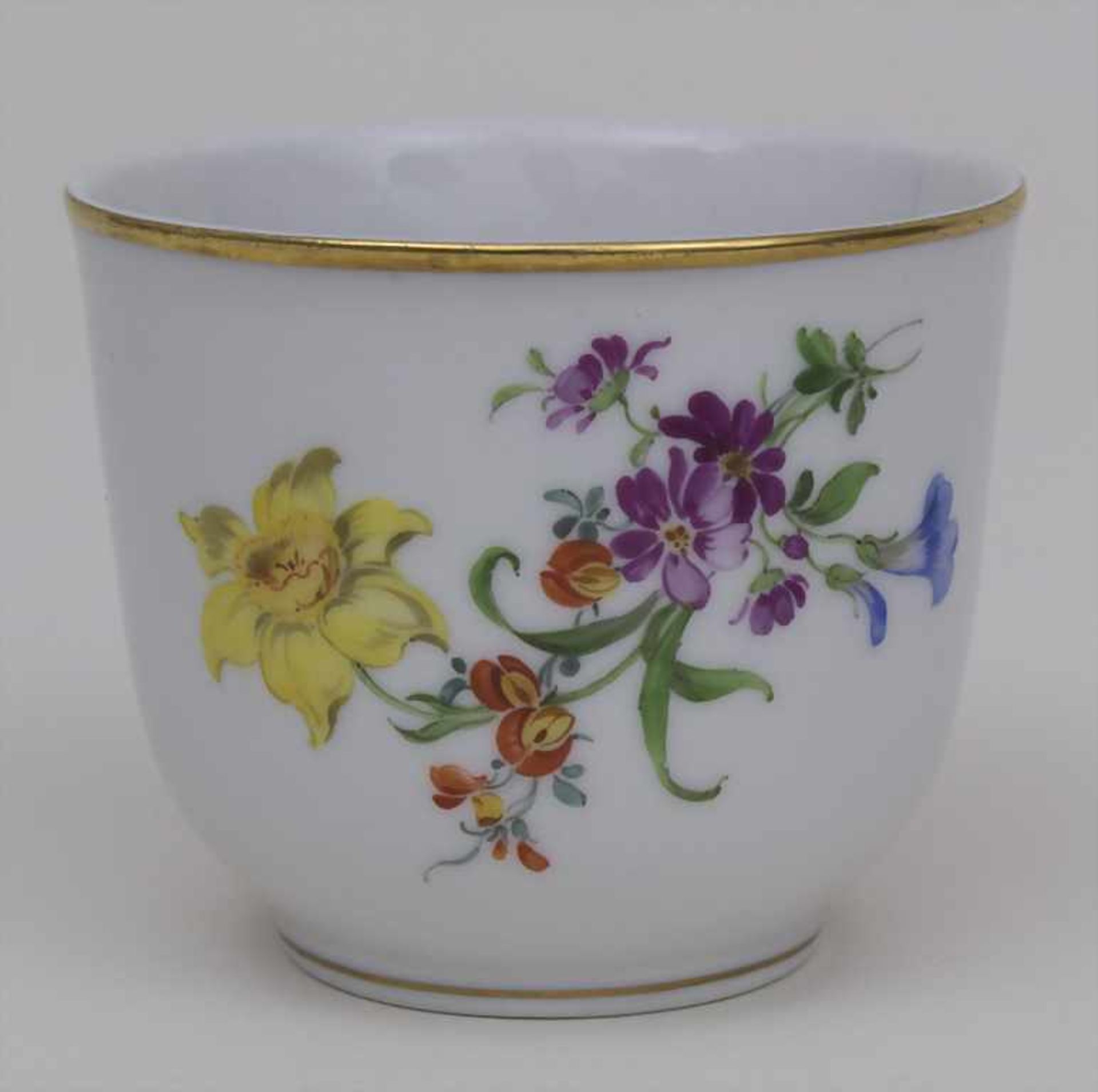 Becher mit Blumenbouquet / A beaker with a bunch of flowers, Meissen, 20. Jh. Material: Porzellan,