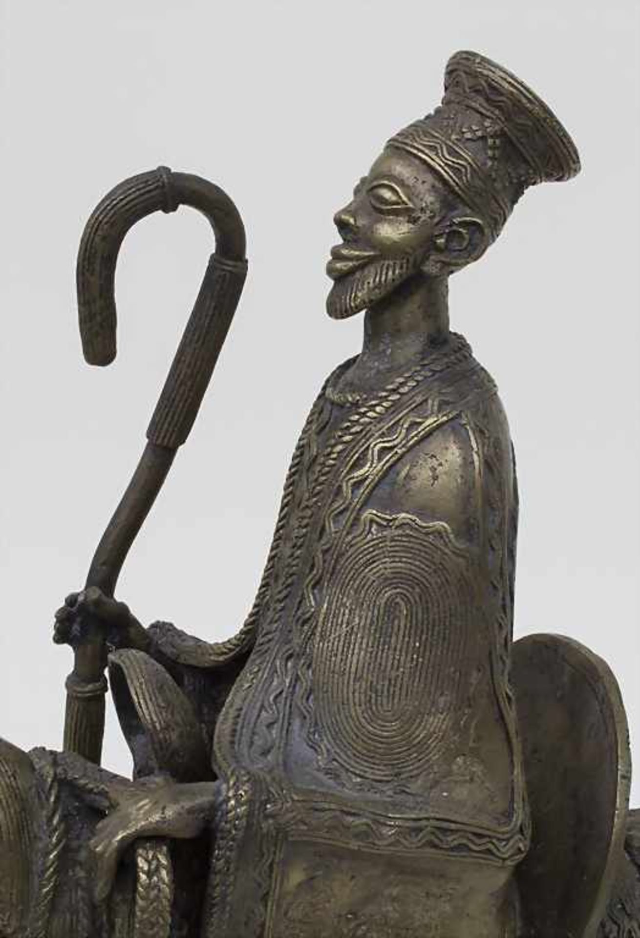 Würdenträger auf Pferd / A Dignitary on the horse, Äthiopien, 20. Jh. Material: Bronze, Höhe: 41 cm, - Bild 2 aus 4
