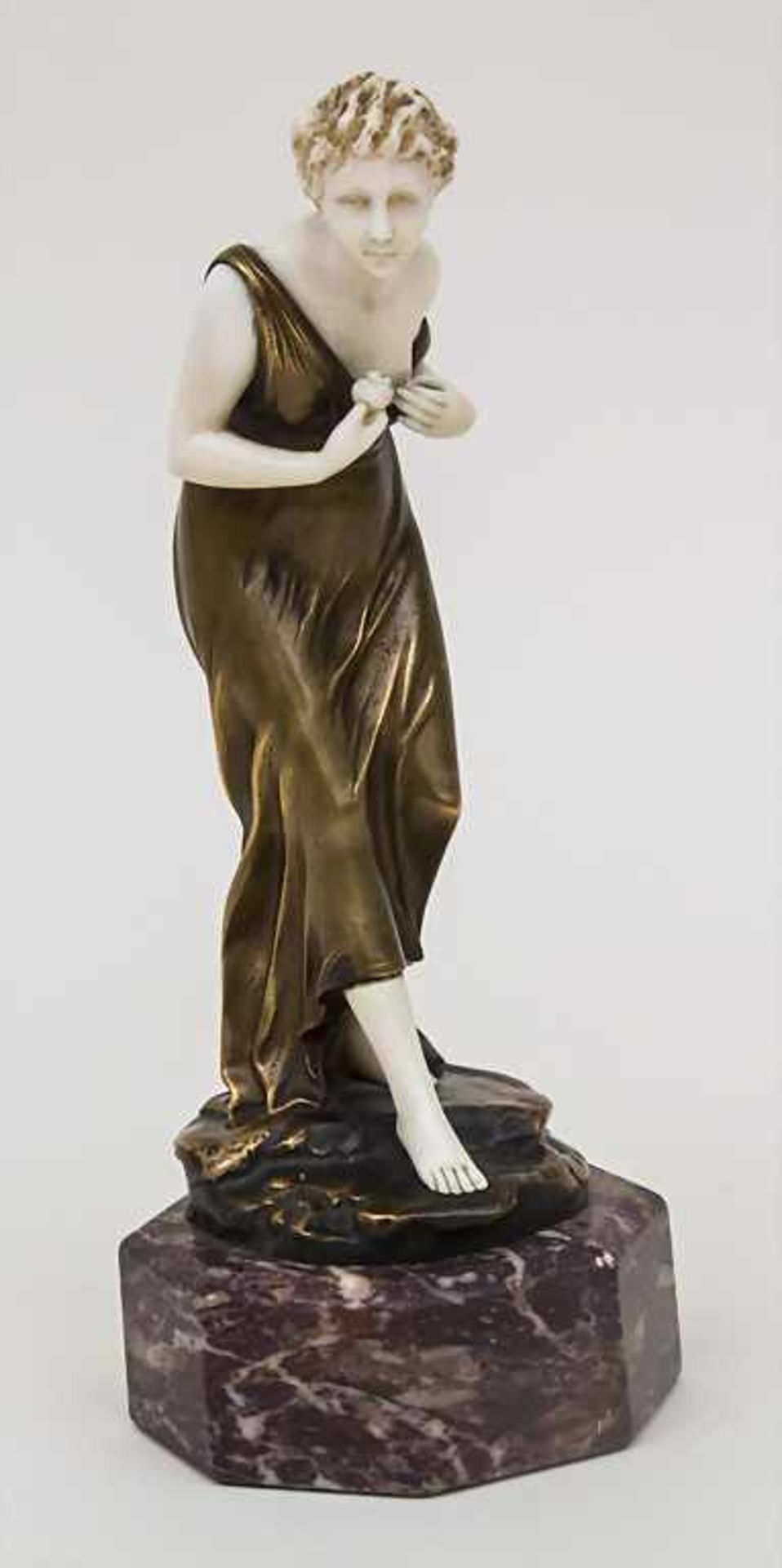 Skulptur einer jungen Dame mit Rose / A sculpture of a young lady, um 1910 Material: Bronze,