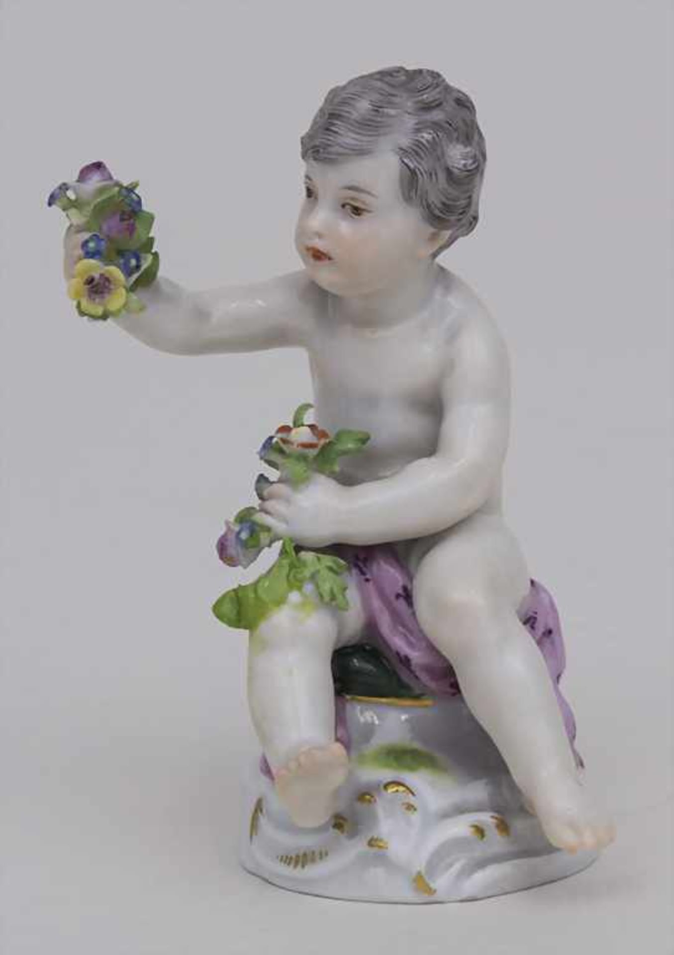 Kleine Puttofigur 'Amorette mit Blumen' / A small putto 'Cupid with flowers', Meissen, 1860-1924