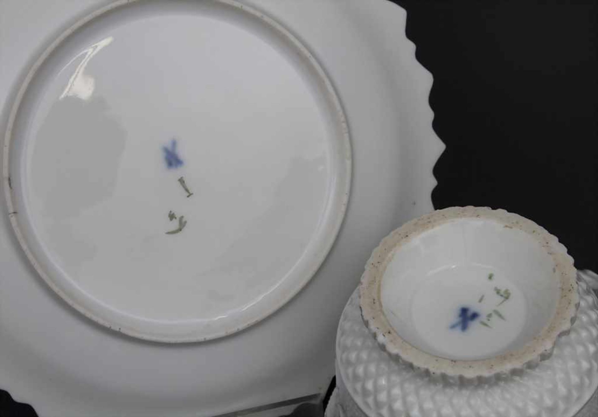 Tasse und UT mit Reliefdekor / A cup and saucer with relief decor, Meissen, um 1820 Material: - Bild 2 aus 2