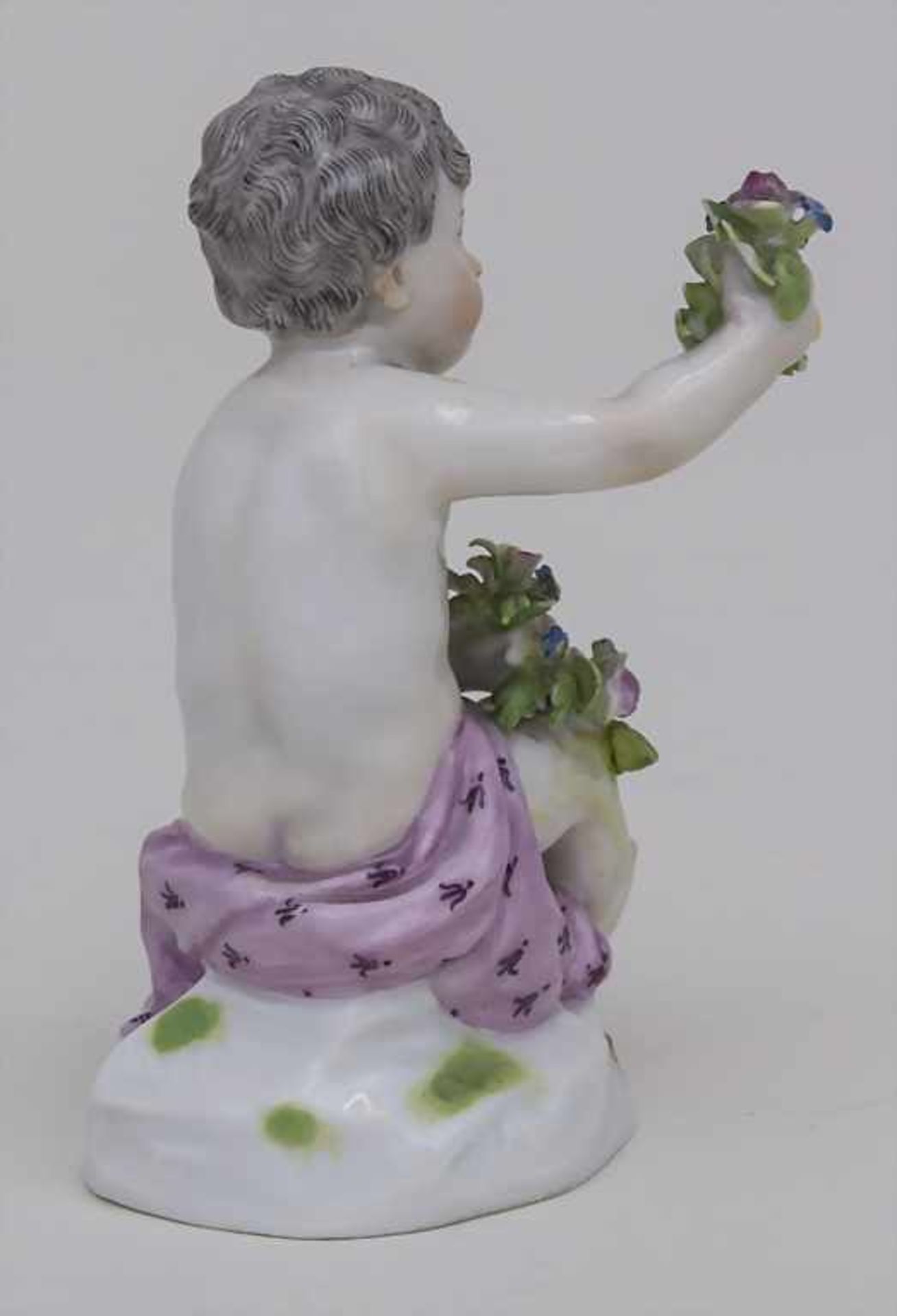 Kleine Puttofigur 'Amorette mit Blumen' / A small putto 'Cupid with flowers', Meissen, 1860-1924 - Image 2 of 3