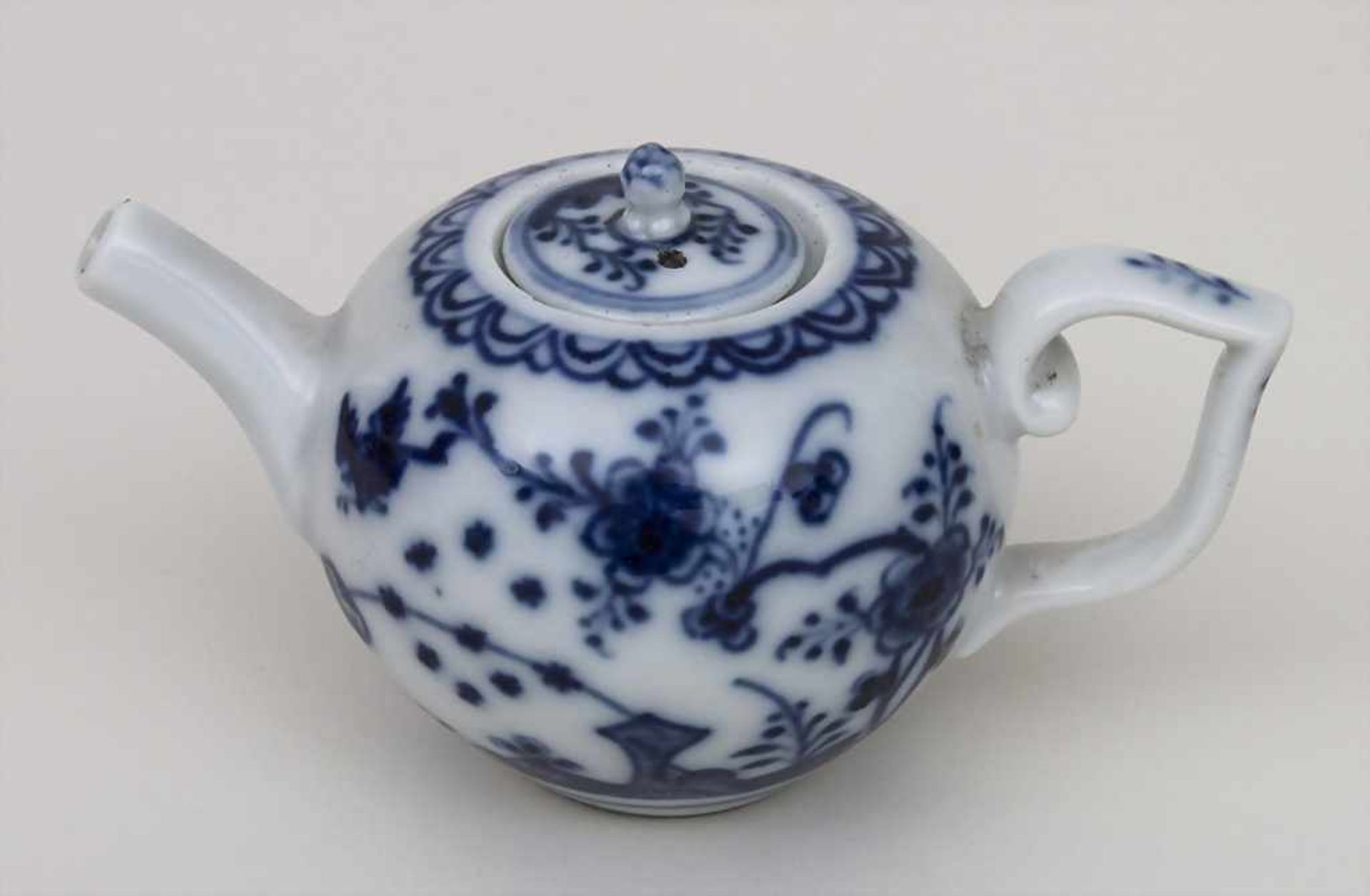 Kleines Kännchen aus Puppenservice / A doll's miniature teapot, Meissen, 19. Jh. Material: