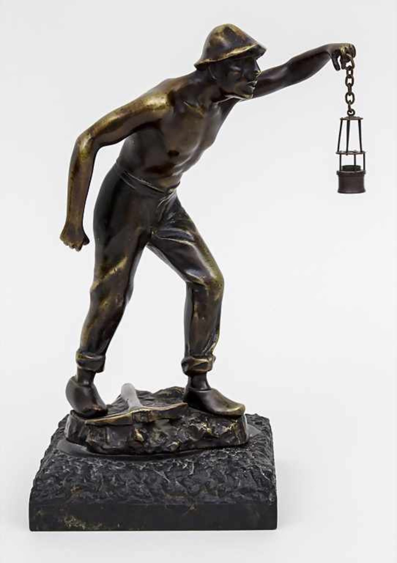 Bronzefigur 'Bergmann' / A bronze figure 'Miner' Technik: Bronze, patiniert, auf Steinsockel