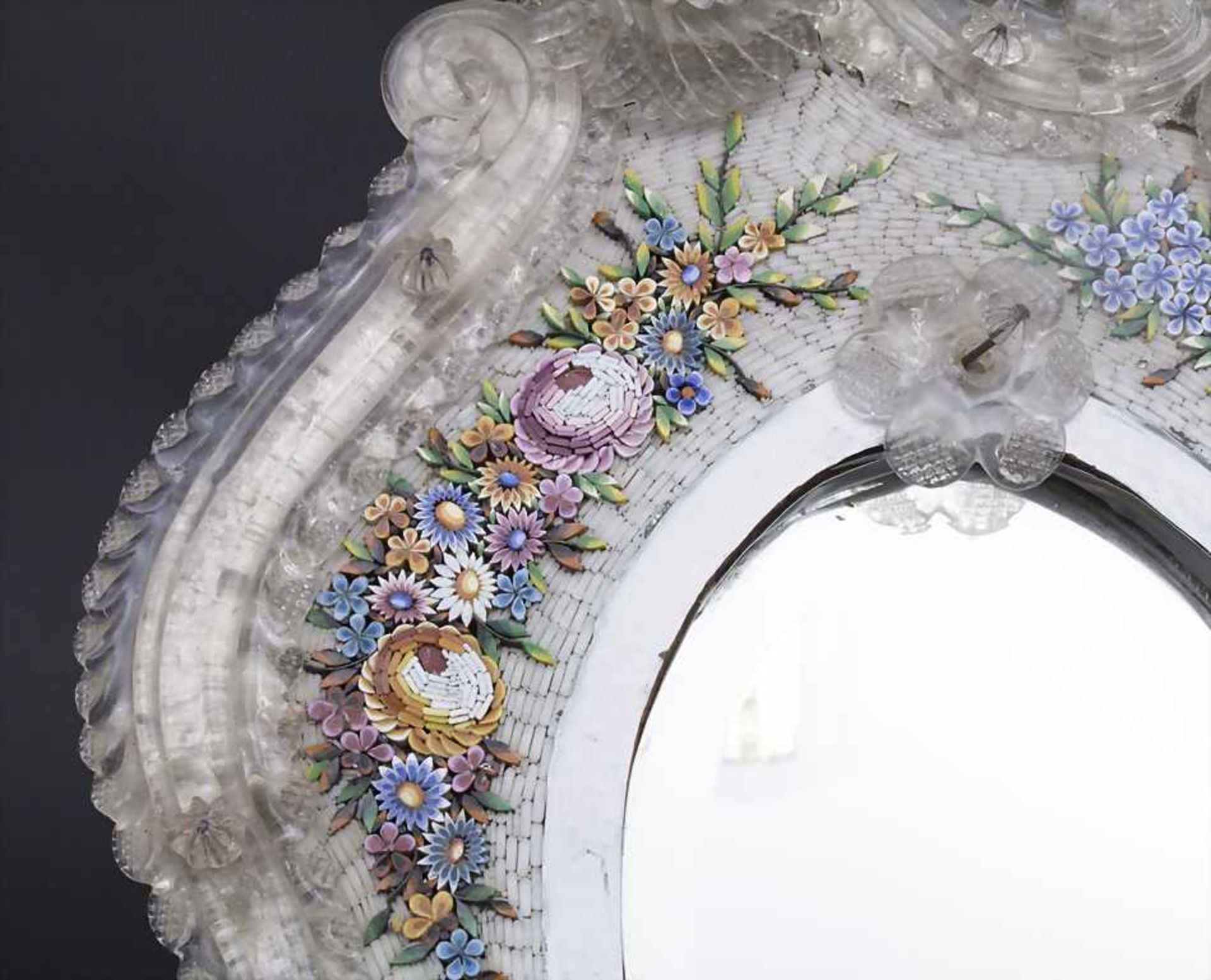 Tischspiegel mit floralem Mikromosaik / A table mirror with floral mosaic, Murano, um 1900 Material: - Bild 2 aus 5