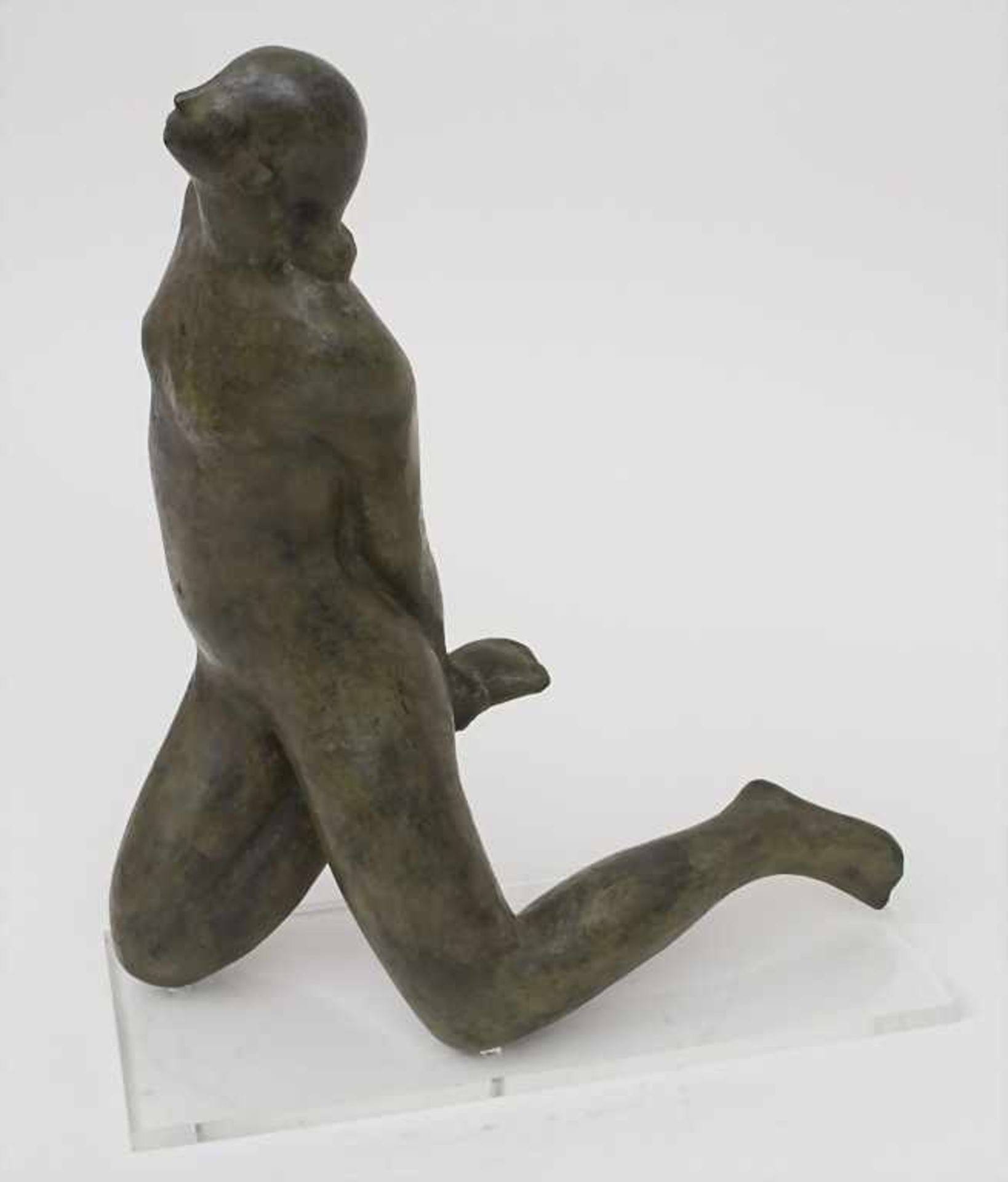 Pierre Lagénie (*1938), Weiblicher Akt / A female nude Technik: Bronze, patiniert, auf Acrylsockel - Bild 2 aus 3