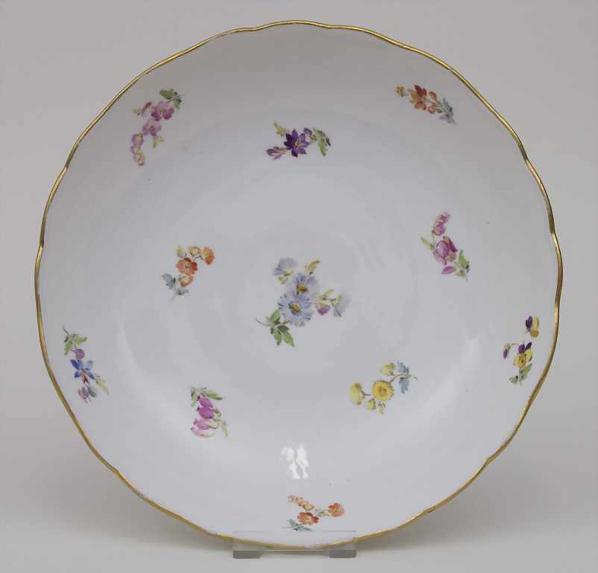 Obstschale mit Streublumen / A fruit bowl with scattered flowers, Meissen, um 1880 Material: