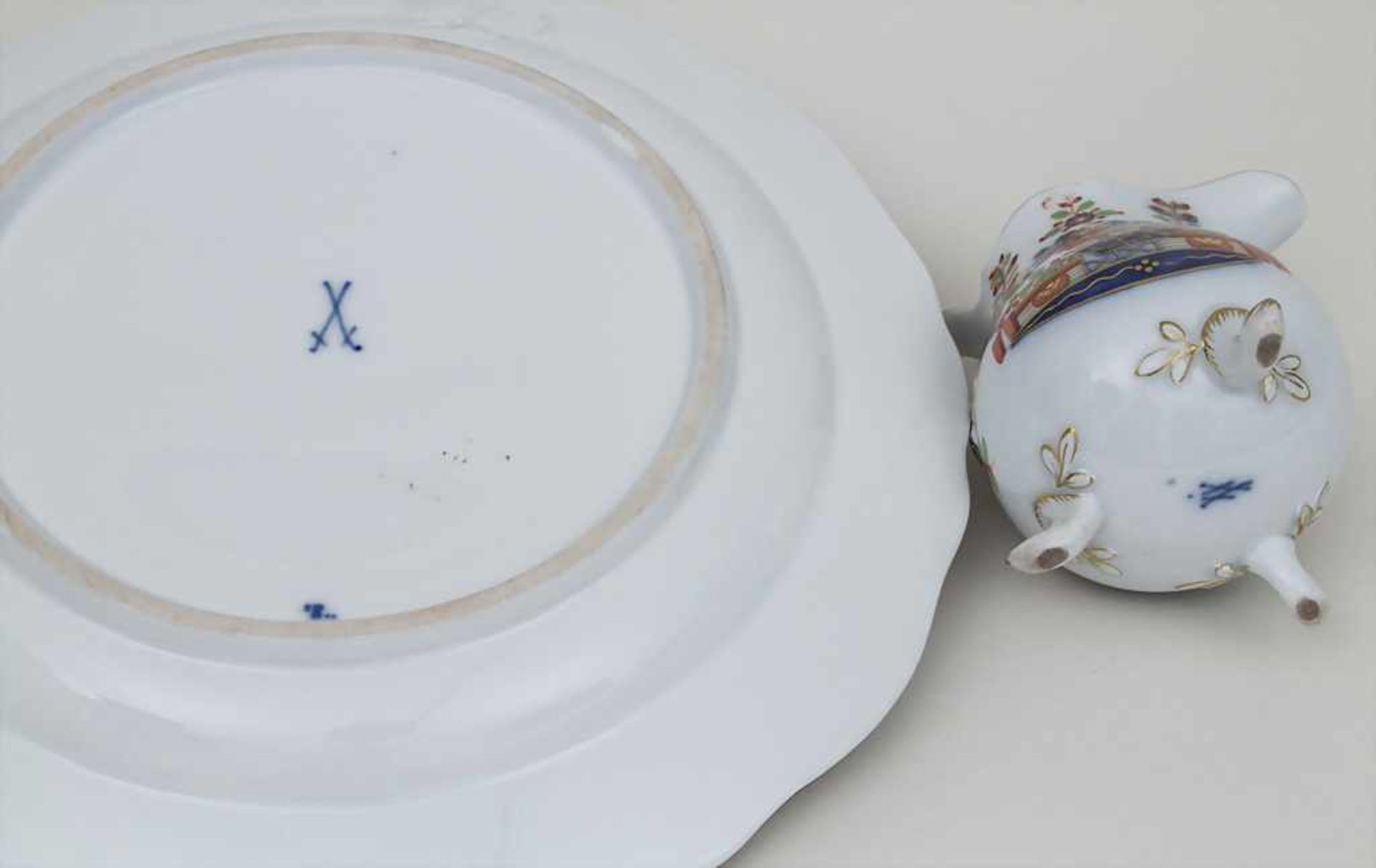 Teller und Kännchen 'Zwiebelmuster' und 'Tischchendekor' / A plate and small jug, Meissen, um 1860- - Bild 2 aus 2