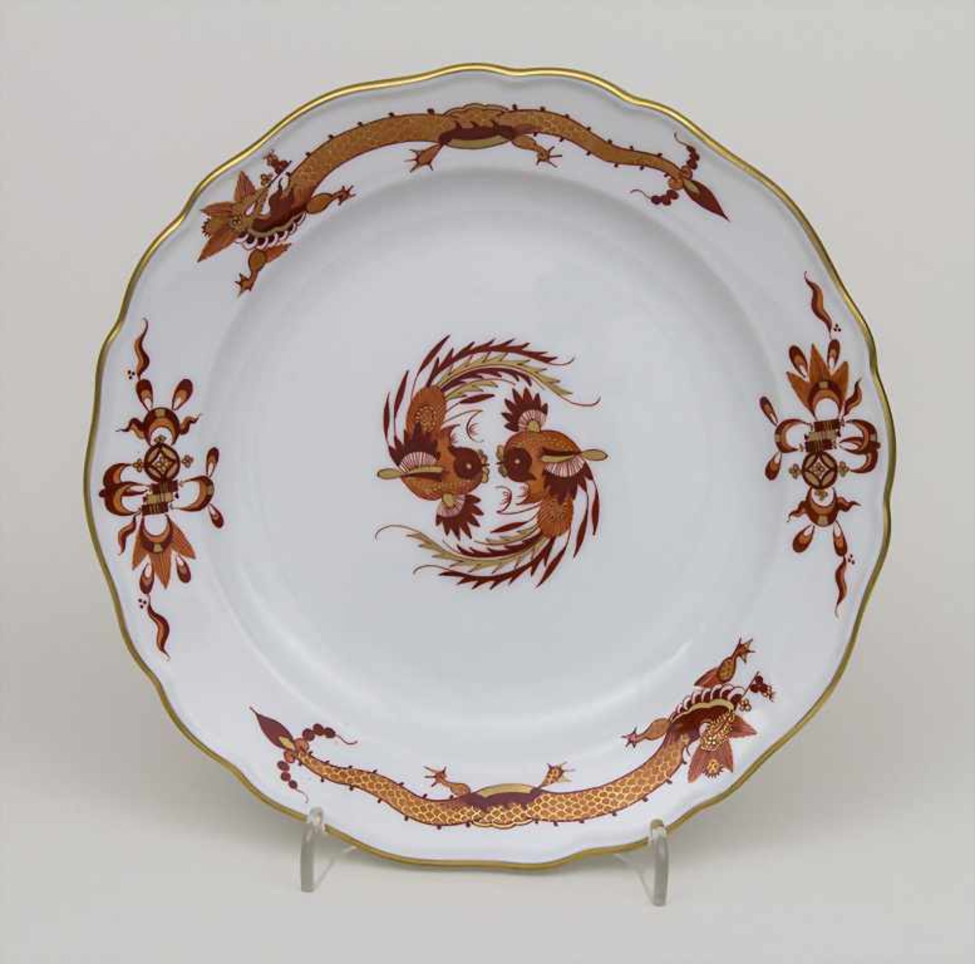 Teller 'Roter Hof-Drache' / A plate 'Red Dragon', Meissen, um 1920 Material: Porzellan, glasiert,