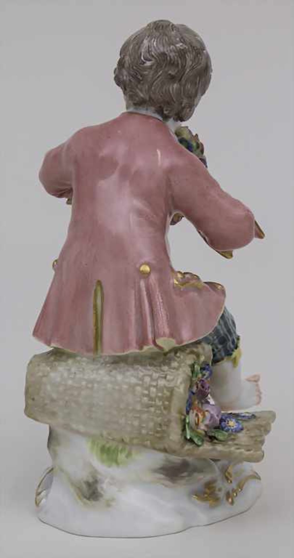 Gärtnerkind 'Knabe mit Blütenkranz' / A gardener child with a wreath of flowers, Meissen, 20. Jh. - Image 2 of 3