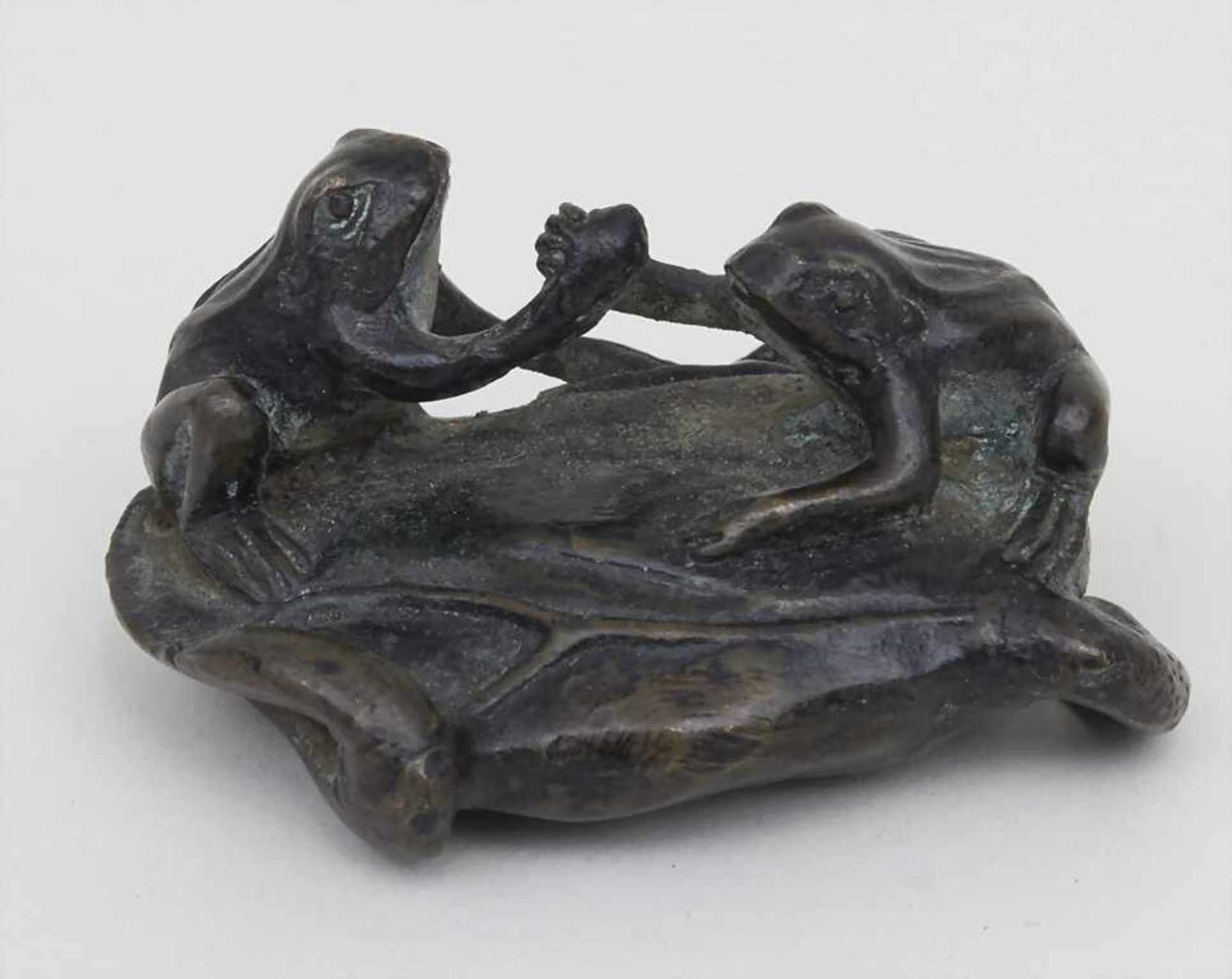 Kleinskulptur 'Frösche beim Armdrücken' / A small sculpture '2 frogs arm wrestling', Wiener Bronze