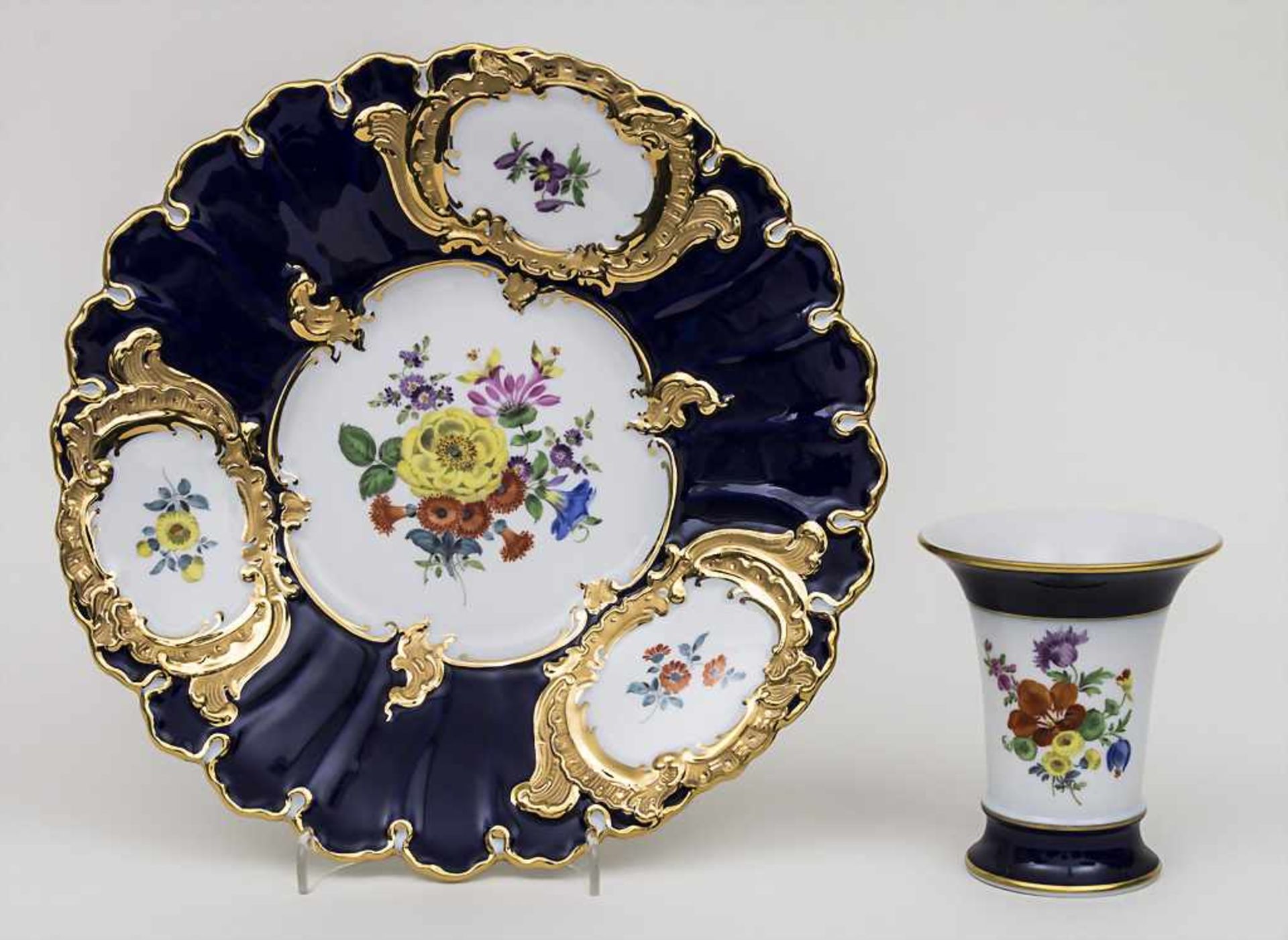 Prunkteller und Vase mit Blumenmalerei / A plate and vase with flowers, Meissen, 20. Jh. Material: