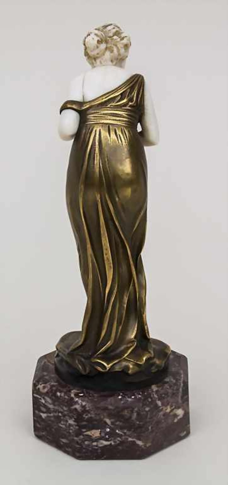 Skulptur einer jungen Dame mit Rose / A sculpture of a young lady, um 1910 Material: Bronze, - Bild 4 aus 4