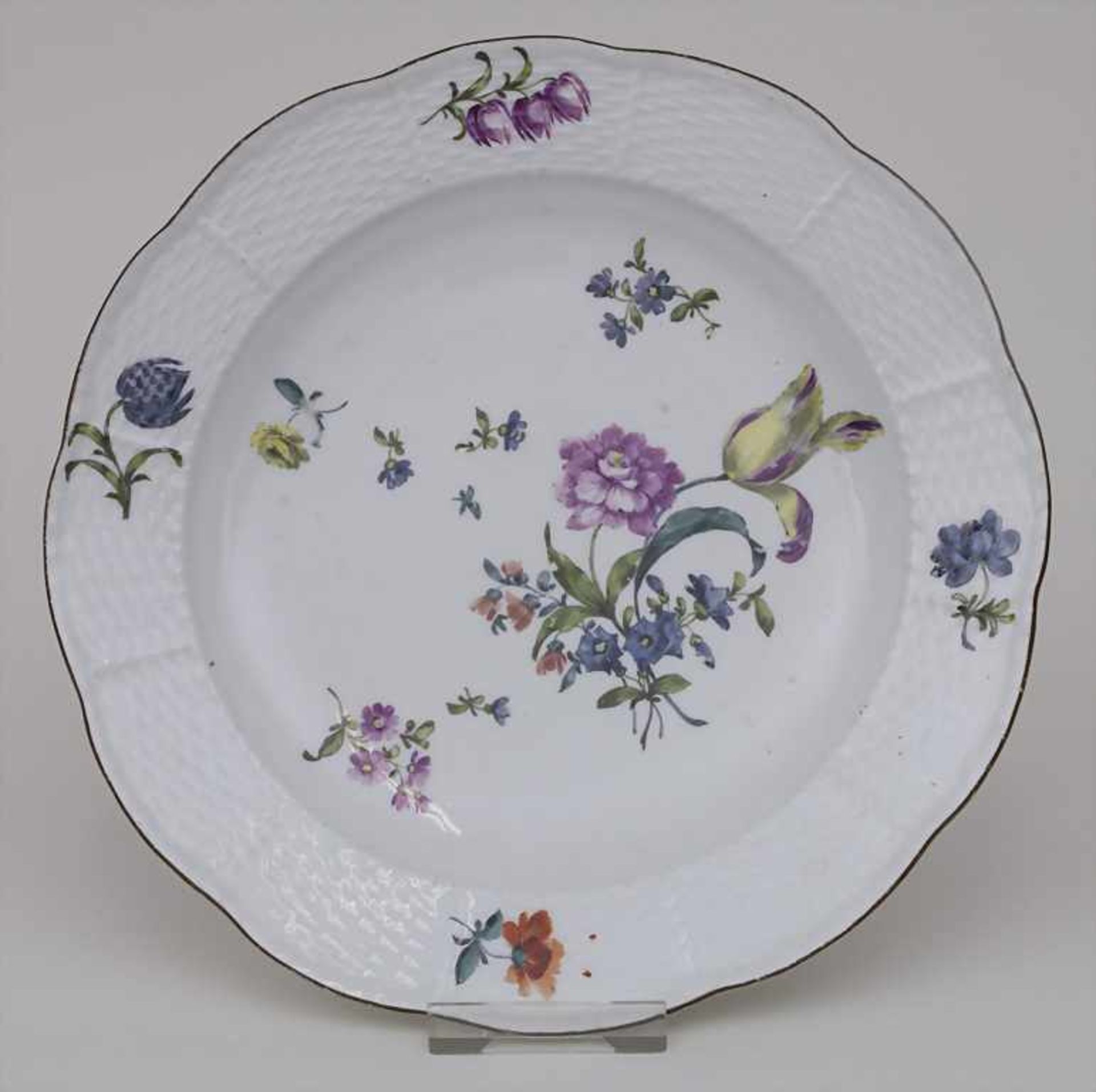 Teller mit Blumenmalerei / A plate with flowers, Meissen, um 1730 Material: Porzellan, glasiert