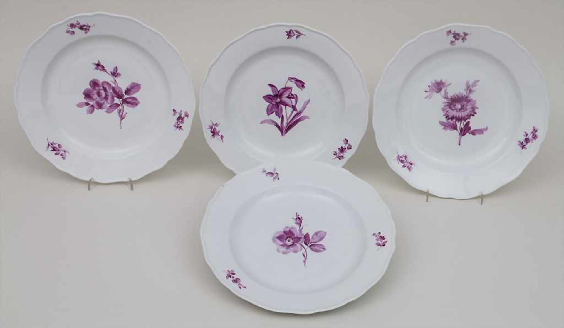4 Speiseteller mit Purpurmalerei / 4 plates with Camaieu painting, Meissen, um 1860 Material: