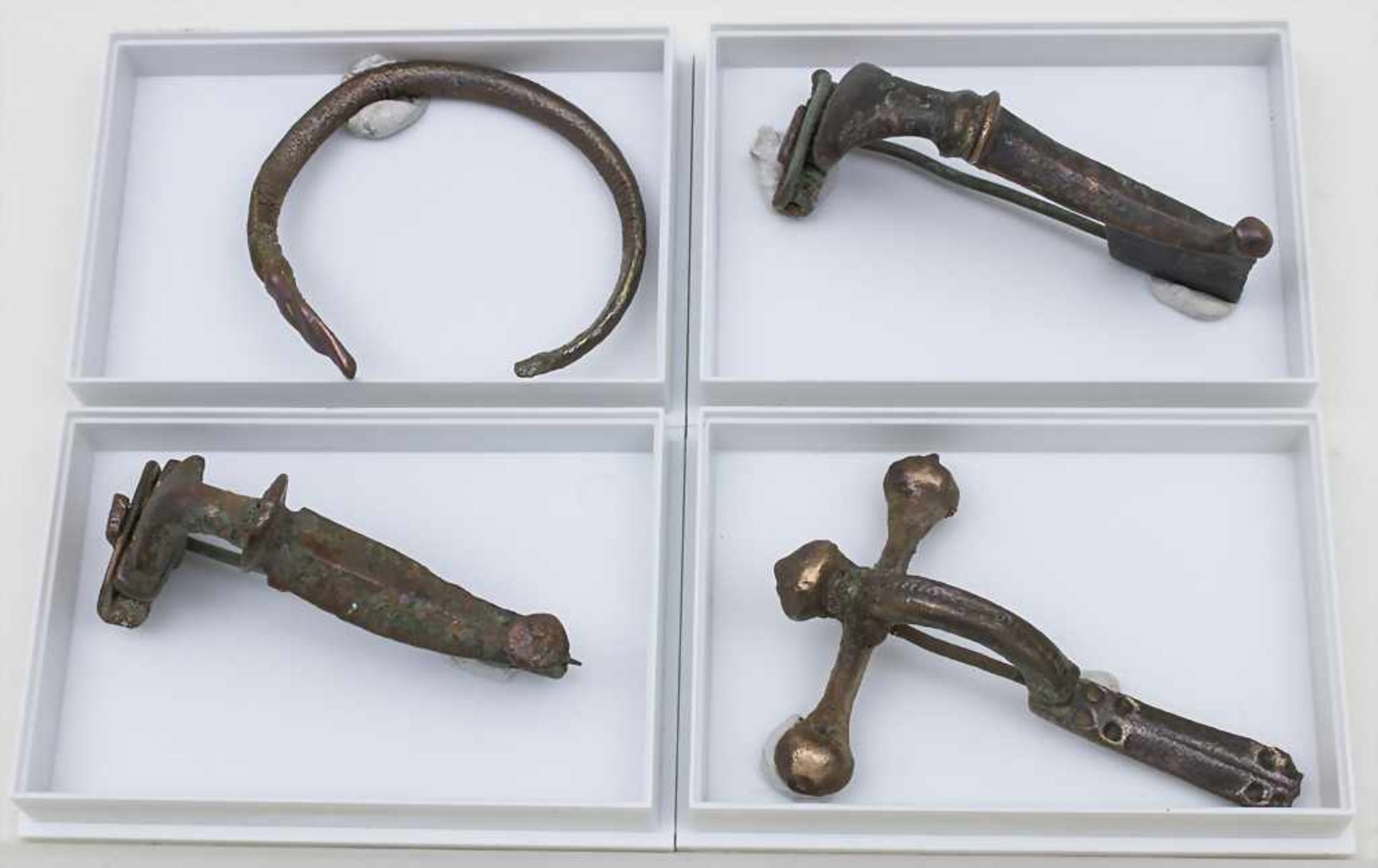 3 große römische Fibeln mit 1 Armreif / 3 large fibulae and a bracelet Maße: L. 6 - 6,5 cm (Fibeln),