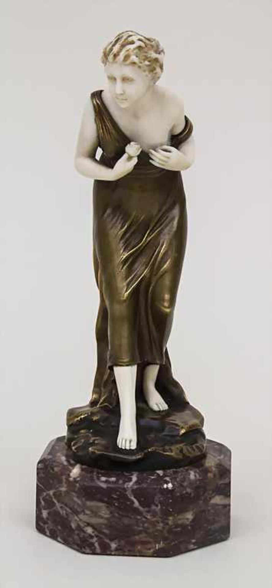 Skulptur einer jungen Dame mit Rose / A sculpture of a young lady, um 1910 Material: Bronze, - Bild 2 aus 4