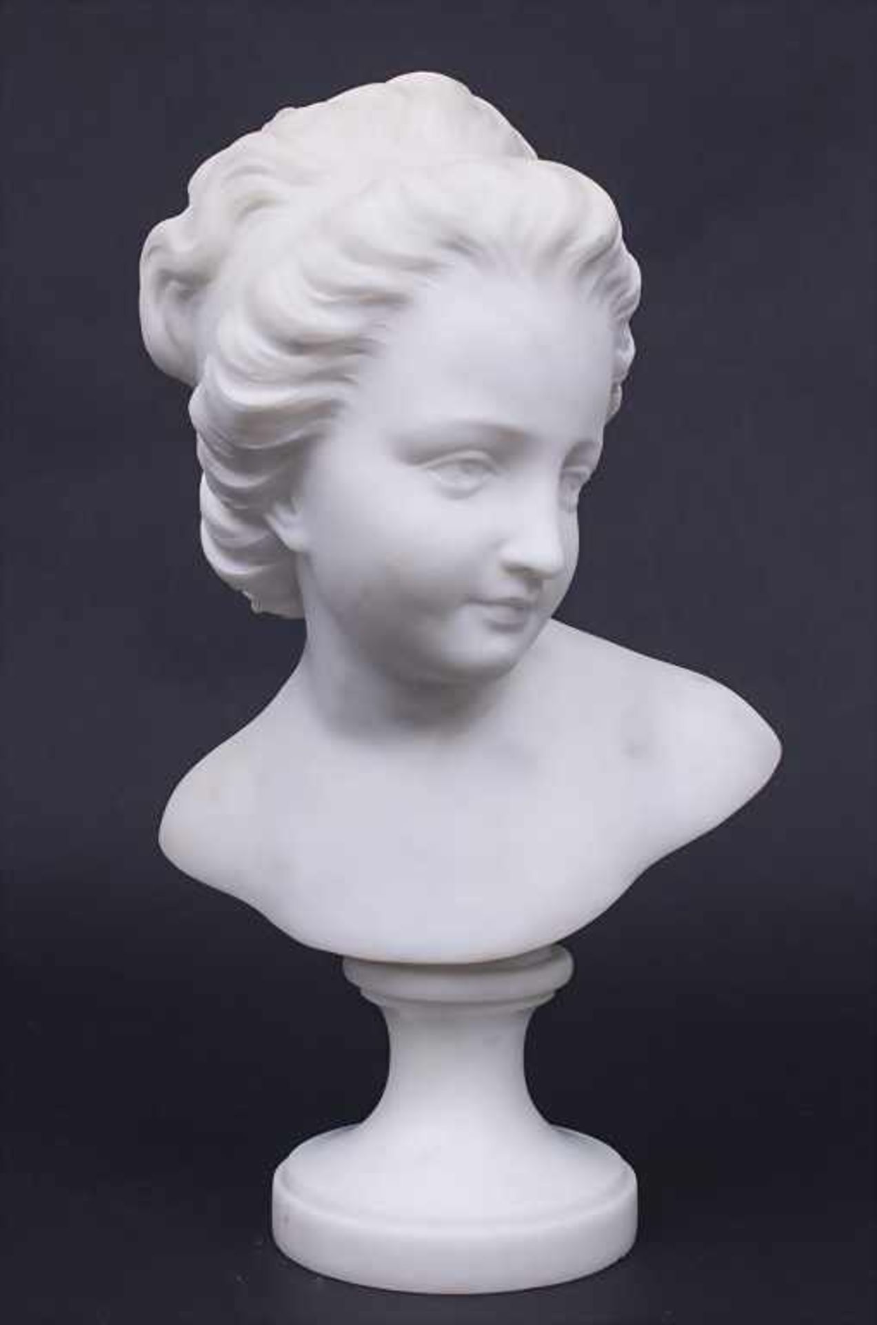 Büste einer jungen Dame / A bust of a young lady Technik: Alabaster, lose auf Rundsockel stehend,