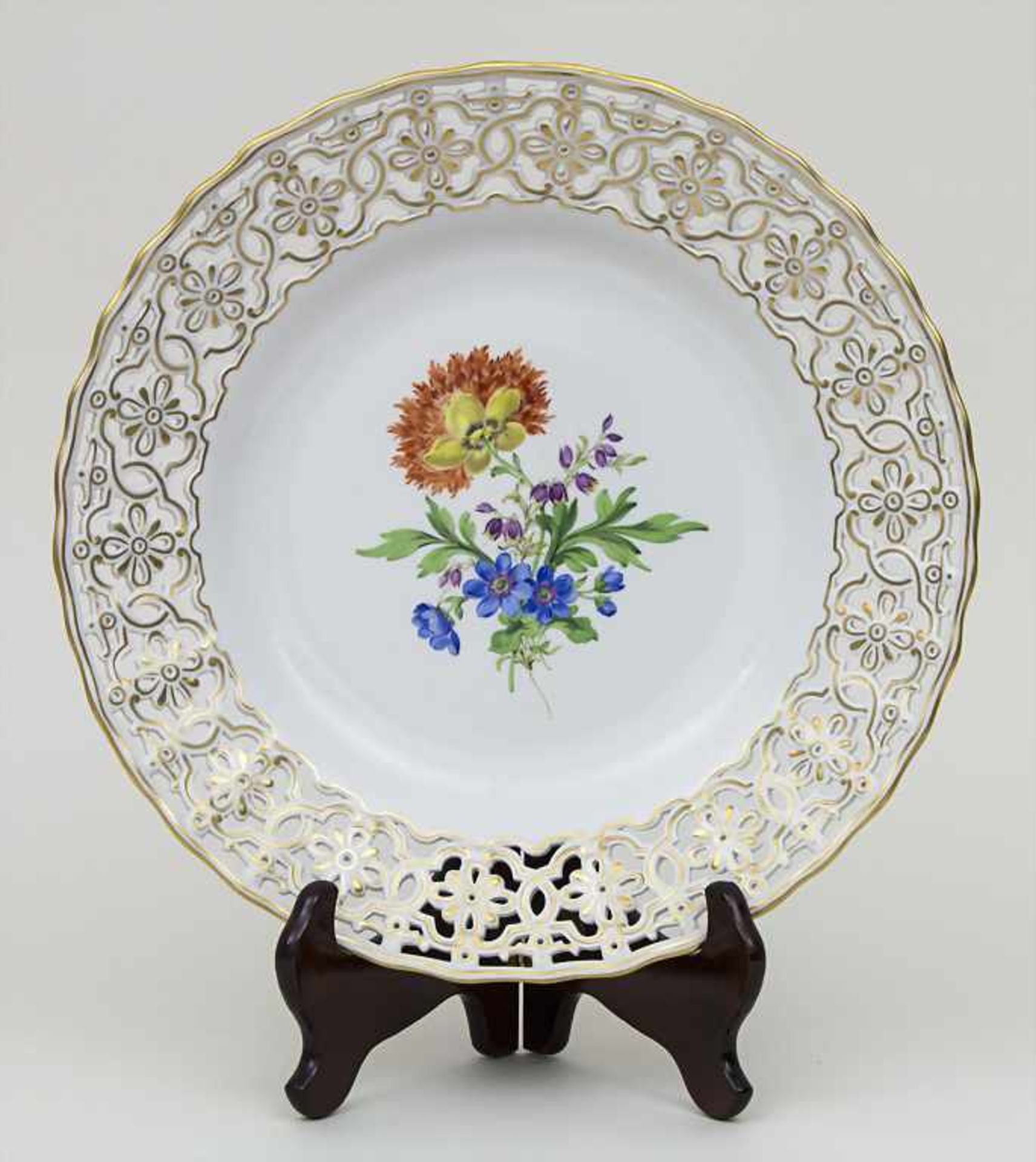 Durchbruchteller mit Blumenmalerei / A reticulated plate with flowers', Meissen, 20. Jh. Material: