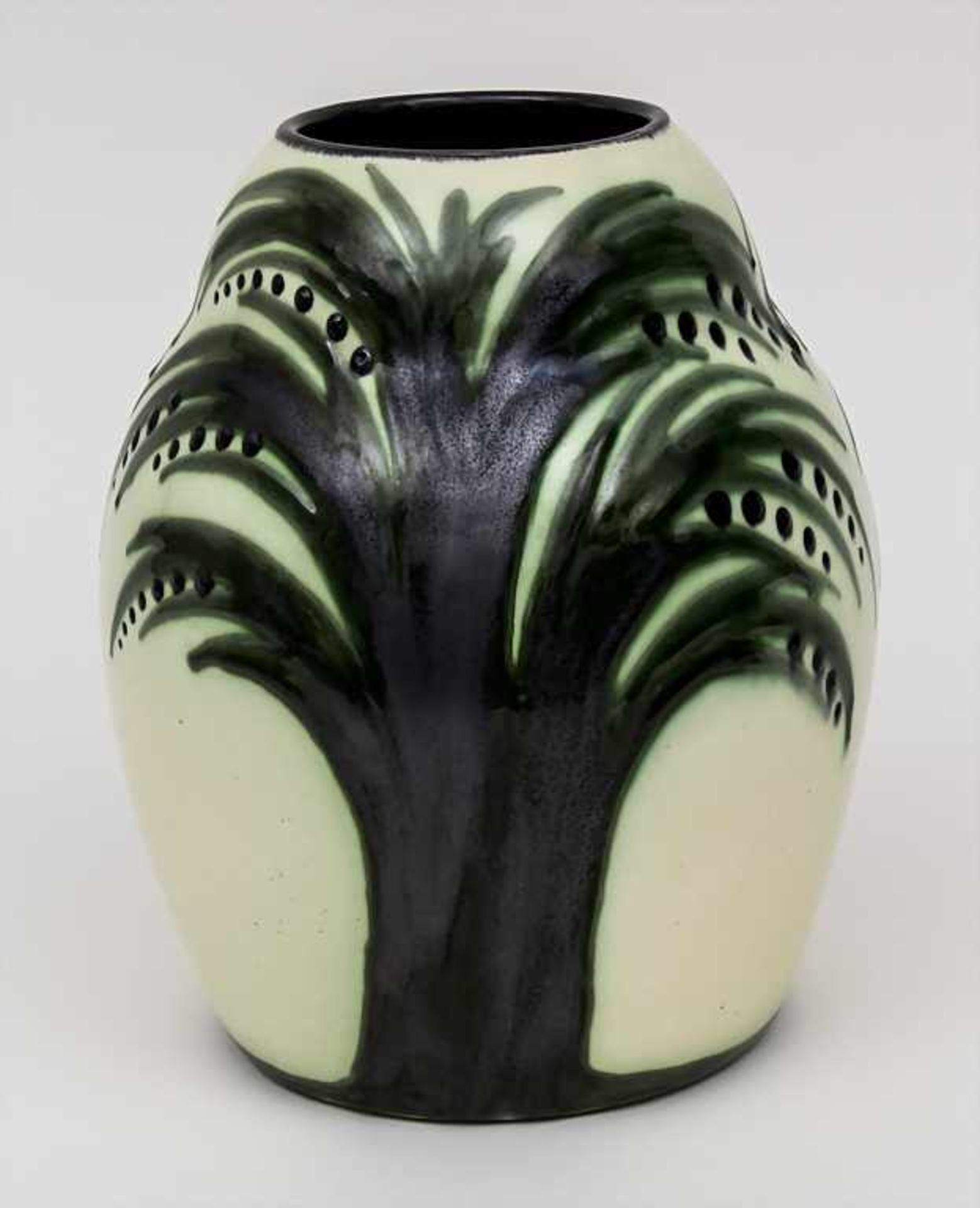 Ziervase mit Palmendekor / A vase with palm trees, Kandern, um 1915 Material: Keramik, farbig