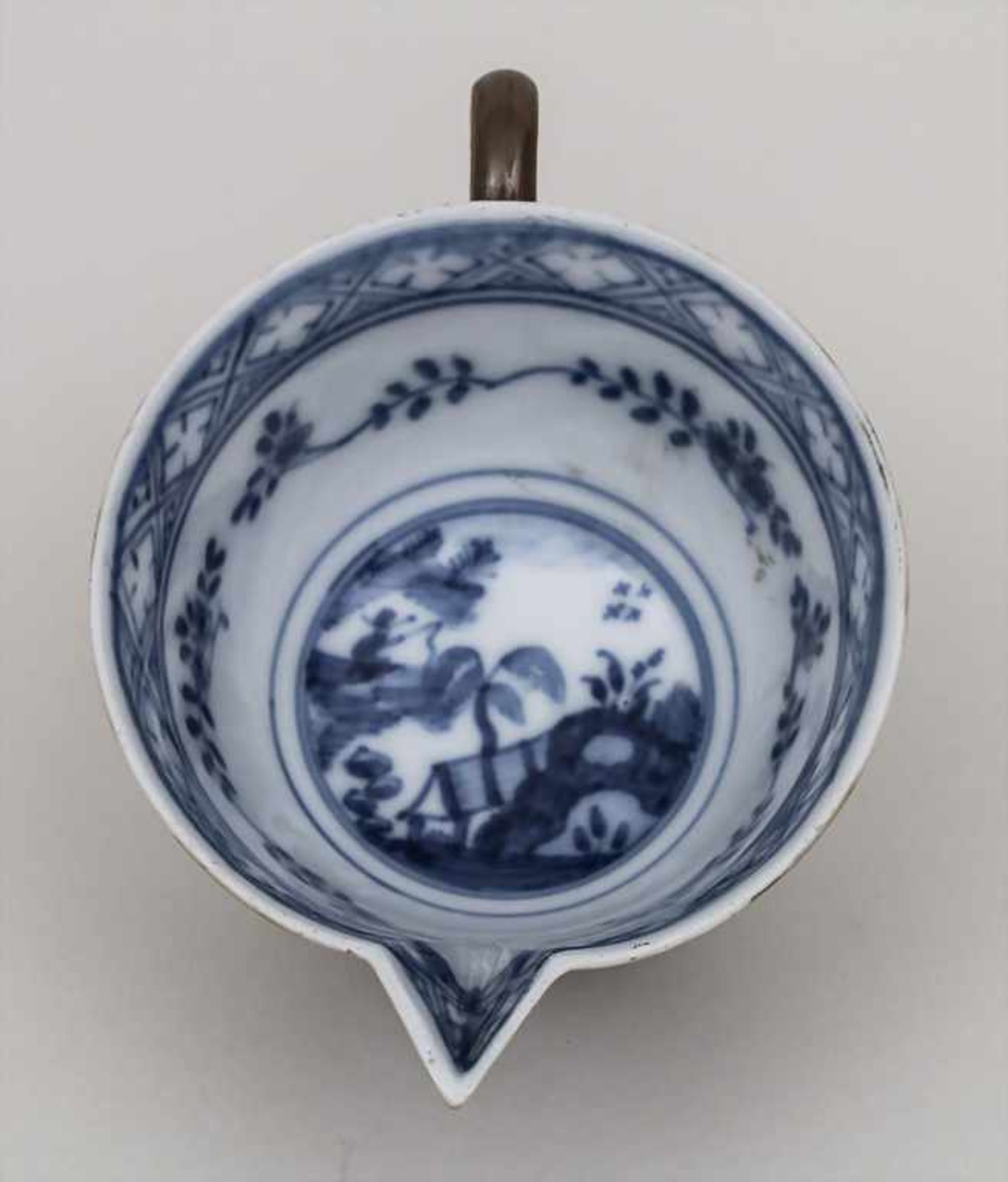 Seltene Schnabeltasse mit Chinoiserie / A rare feeding cup with Chinoiserie, Meissen, um 1740 - Image 3 of 4