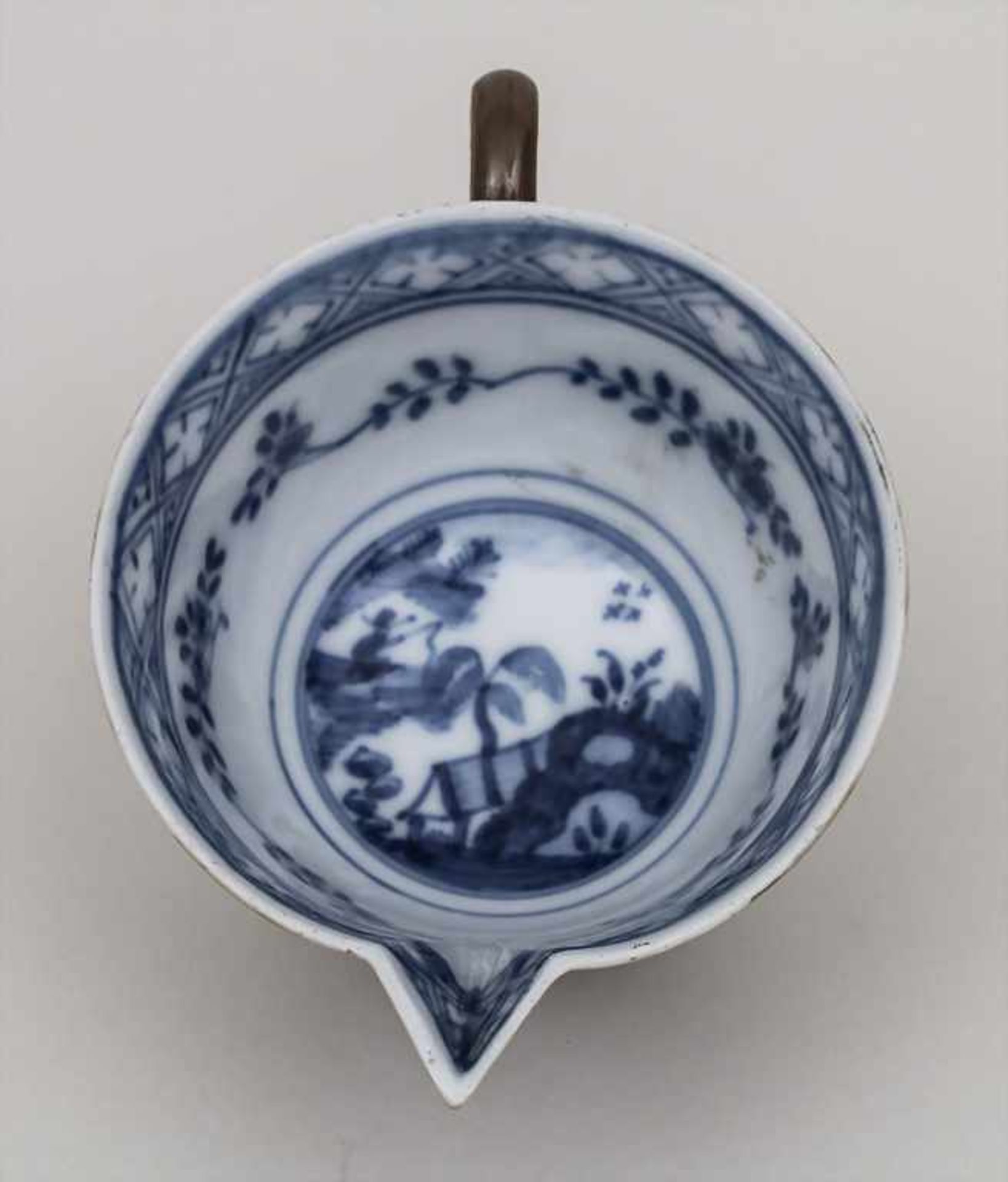 Seltene Schnabeltasse mit Chinoiserie / A rare feeding cup with Chinoiserie, Meissen, um 1740 - Bild 3 aus 4