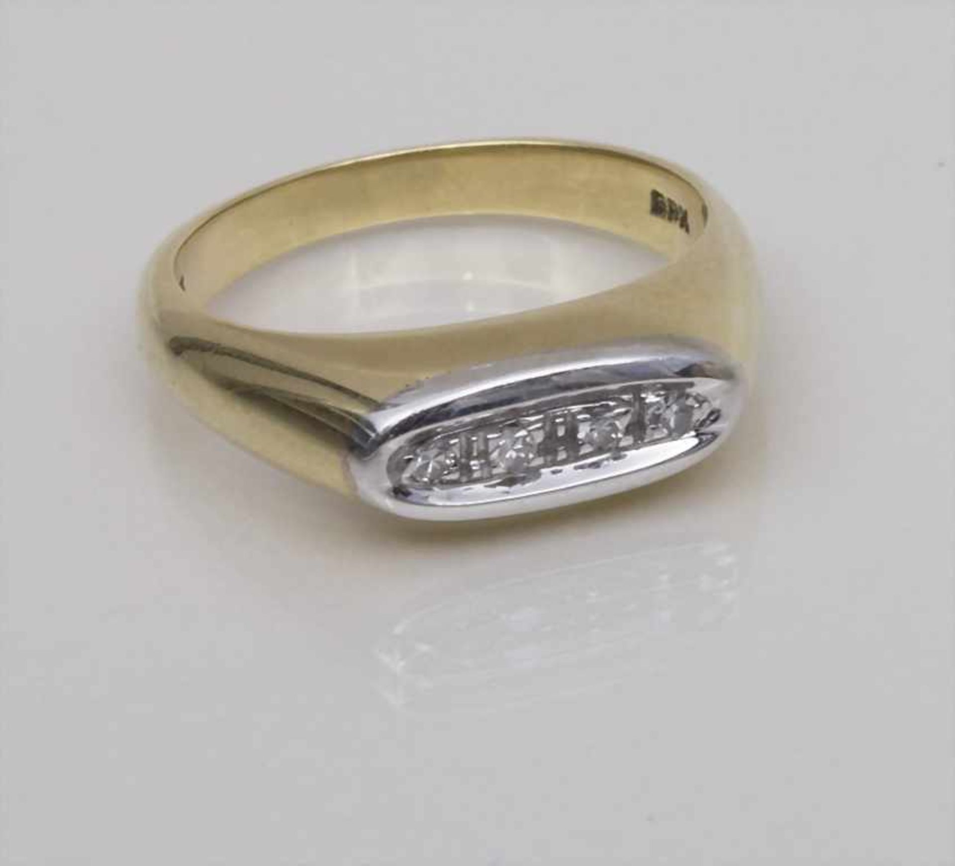 Damenring in Schiffchenform / A ladies ring in ship shape Material: Gelb- und Weißgold 585/000, 14