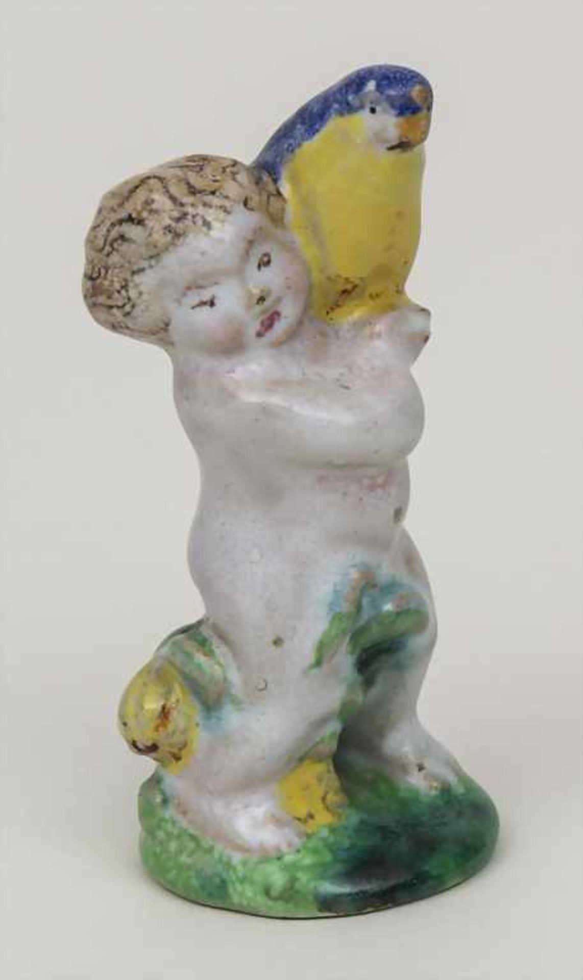 Kleiner Putto mit Papagei / A small figurine of a cherub with a parrot, wohl Gmundner Keramik, um