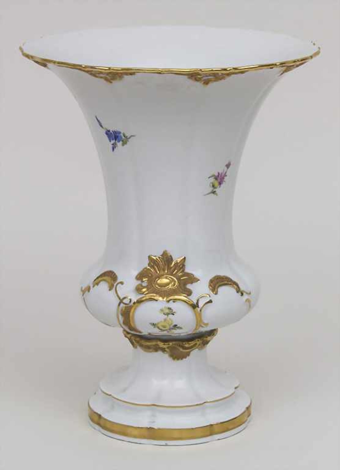 Kratervase mit Blumenbouquet / A crater vase with flowers, Meissen, 1951-1953 Material: Porzellan, - Bild 2 aus 3