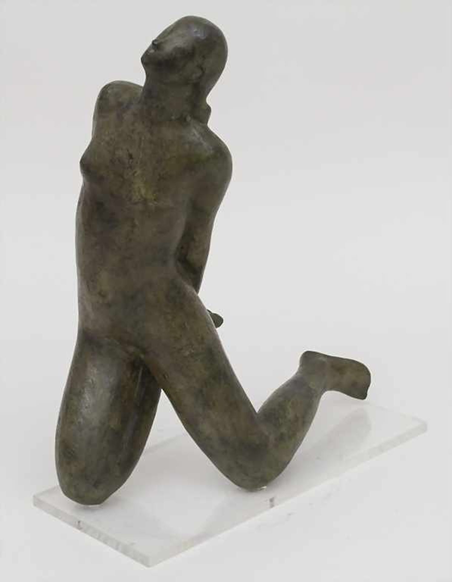 Pierre Lagénie (*1938), Weiblicher Akt / A female nude Technik: Bronze, patiniert, auf Acrylsockel