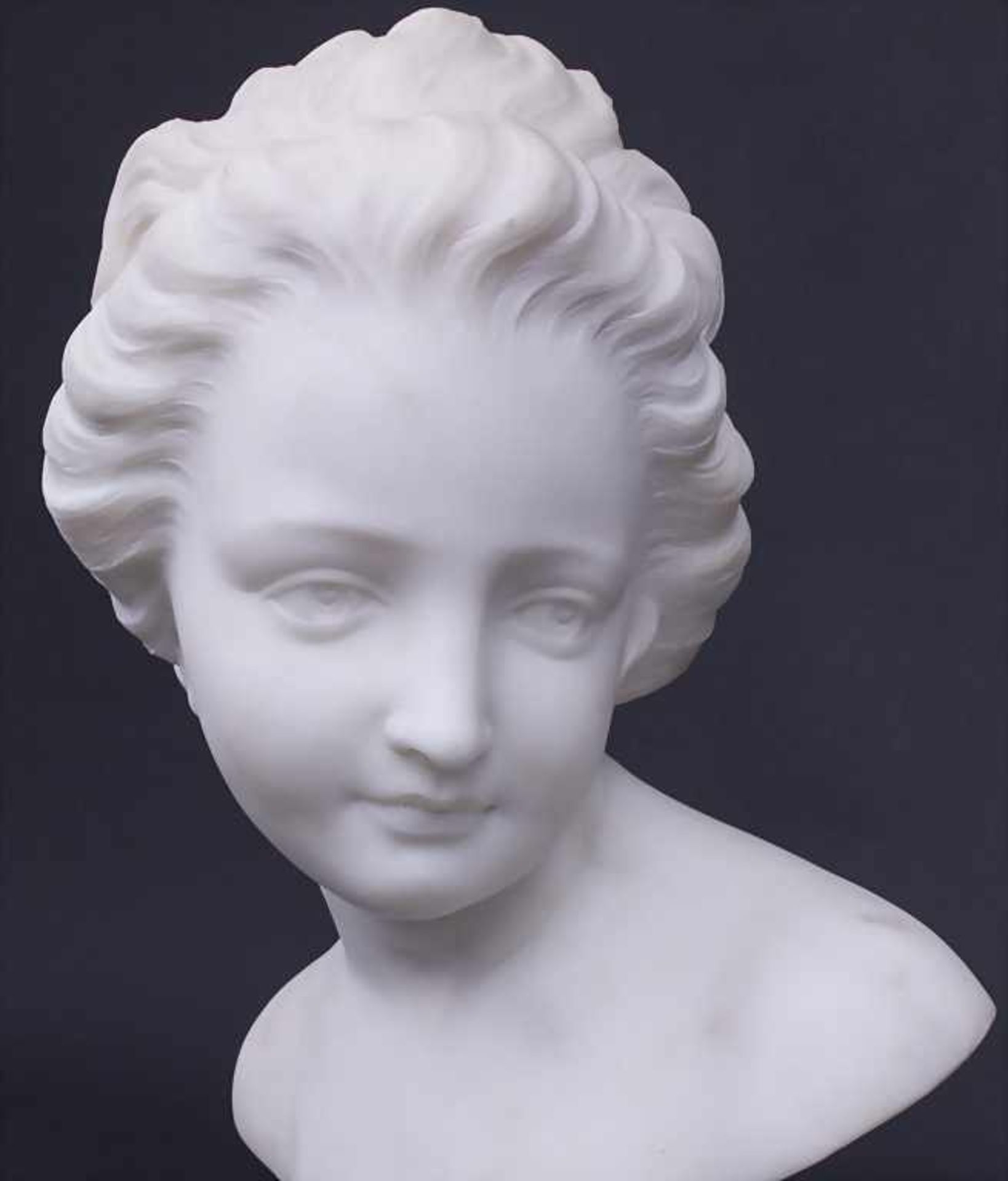 Büste einer jungen Dame / A bust of a young lady Technik: Alabaster, lose auf Rundsockel stehend, - Bild 2 aus 3