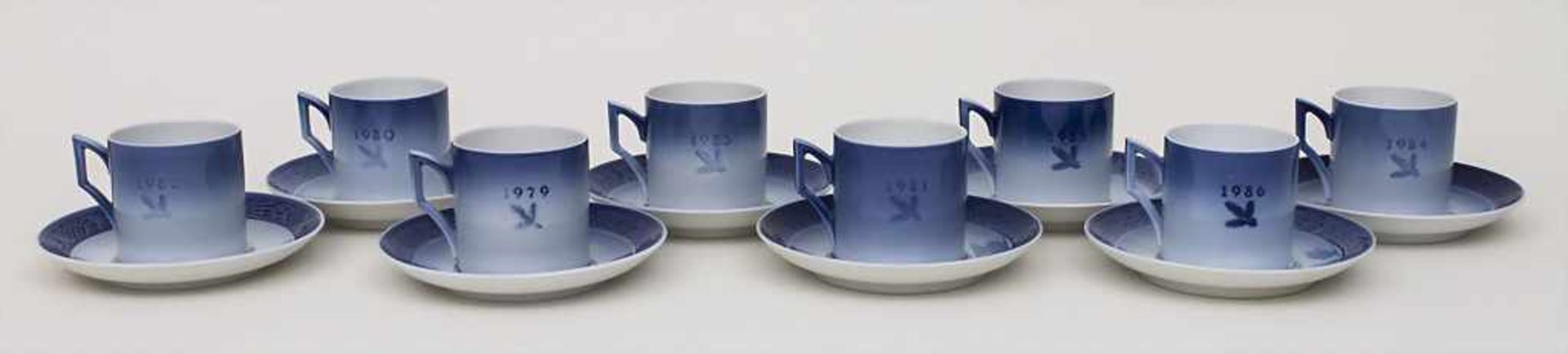 8 Weihnachtstassen mit Untertassen / 8 Christmas cups and saucers, Royal Copenhagen, 20. Jh., 1979- - Bild 2 aus 3