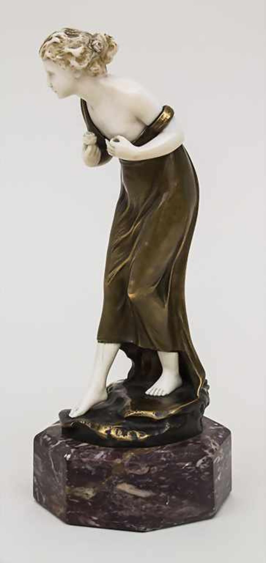 Skulptur einer jungen Dame mit Rose / A sculpture of a young lady, um 1910 Material: Bronze, - Bild 3 aus 4