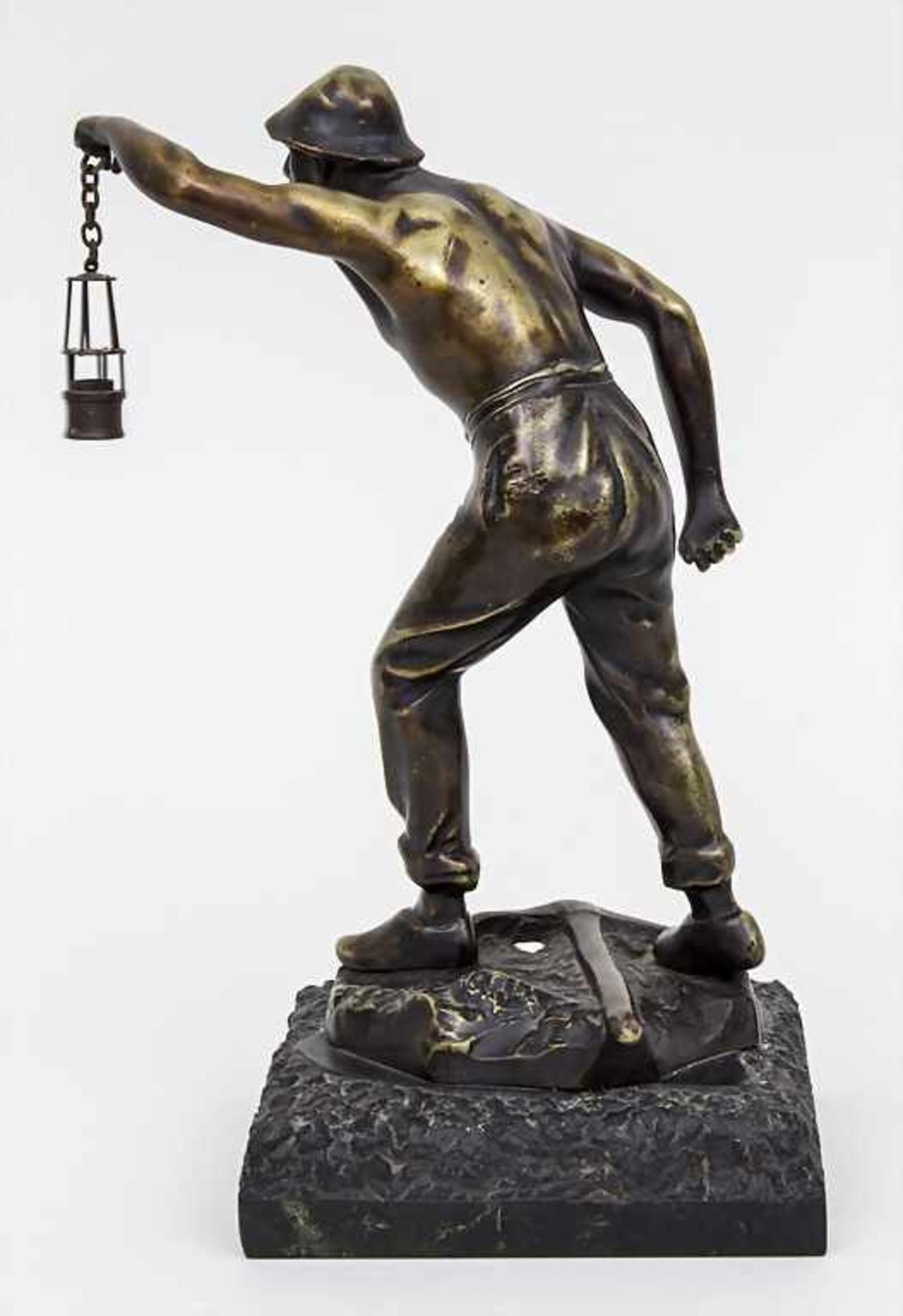 Bronzefigur 'Bergmann' / A bronze figure 'Miner' Technik: Bronze, patiniert, auf Steinsockel - Bild 3 aus 3