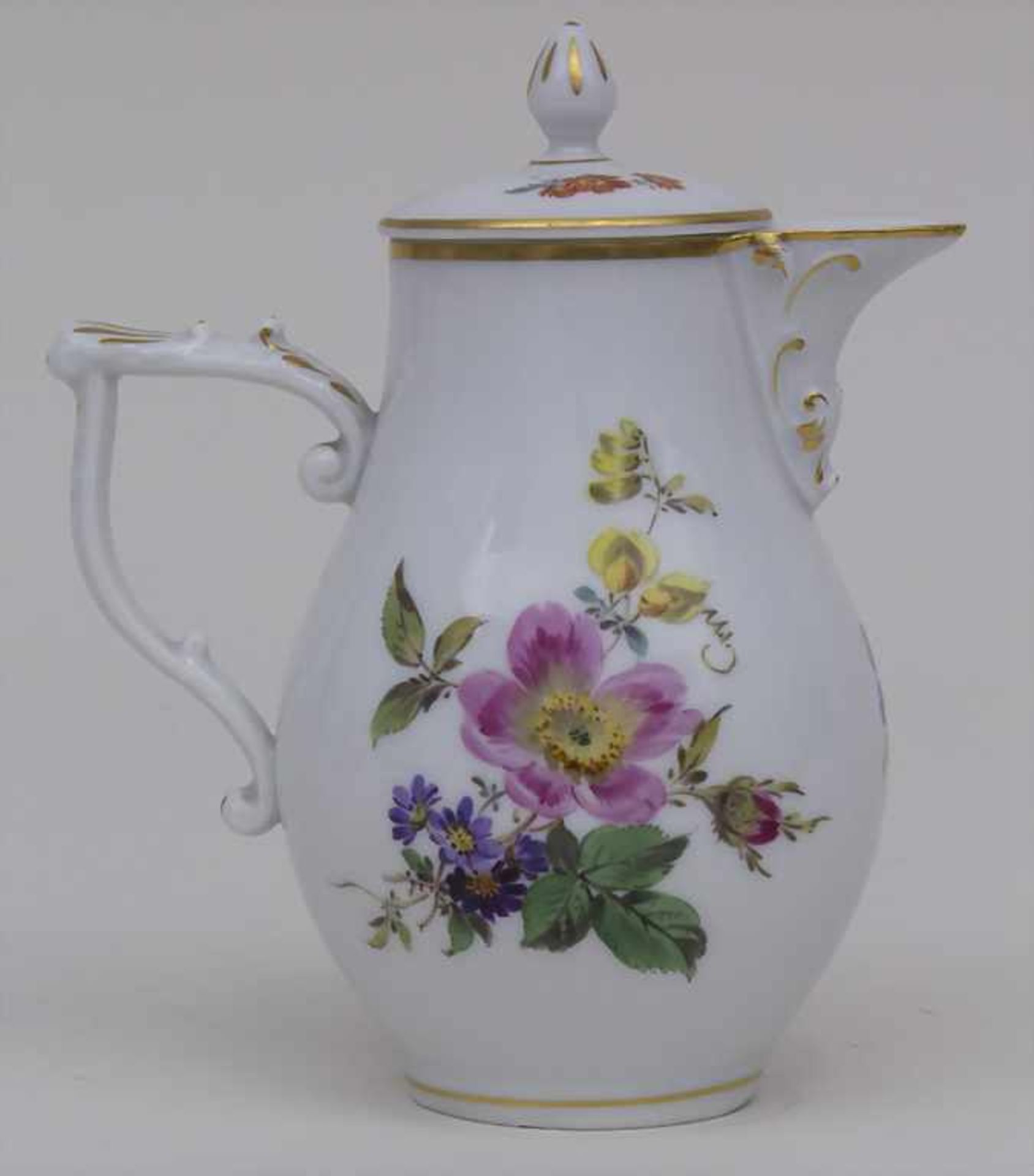 Kännchen mit Blumenmalerei / A small pot with flowers, Meissen, 1924-34 Material: Porzellan, - Bild 2 aus 3