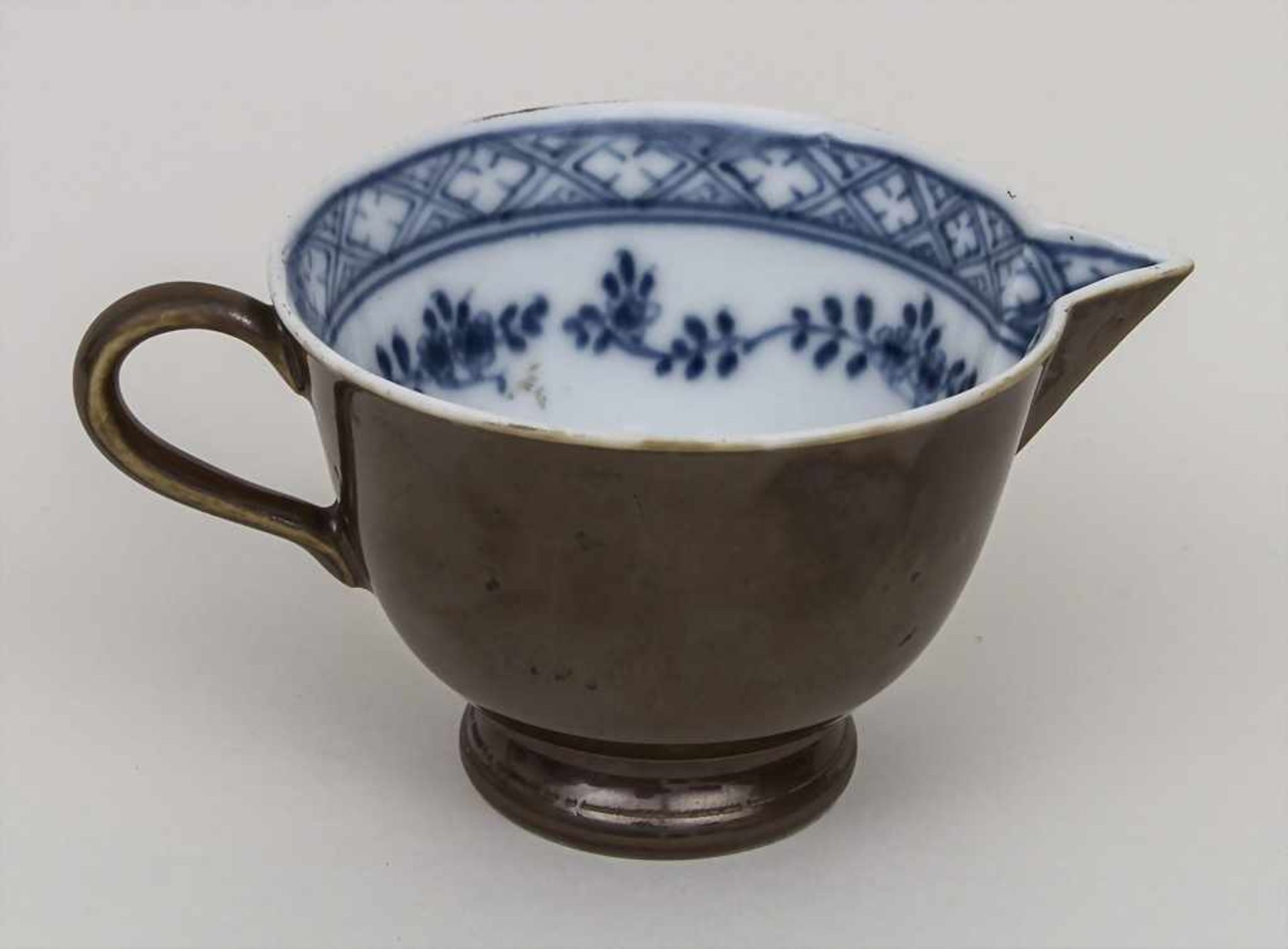 Seltene Schnabeltasse mit Chinoiserie / A rare feeding cup with Chinoiserie, Meissen, um 1740 - Bild 2 aus 4