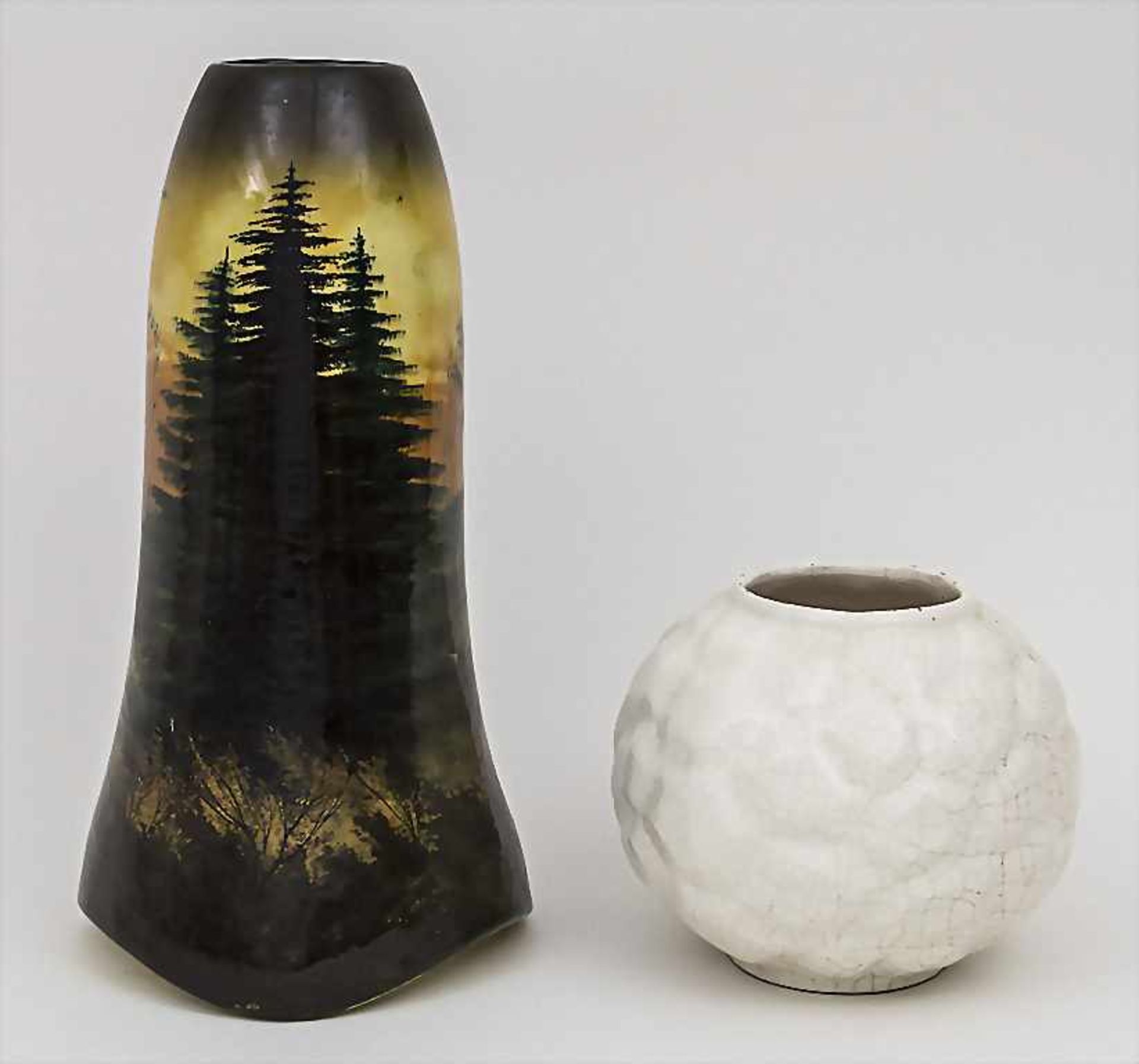 2 Keramikvasen / 2 ceramic vases, um 1900 1 cremeweiße Vase mit Wabendekor und Craqueléglasur, 1 - Bild 3 aus 4