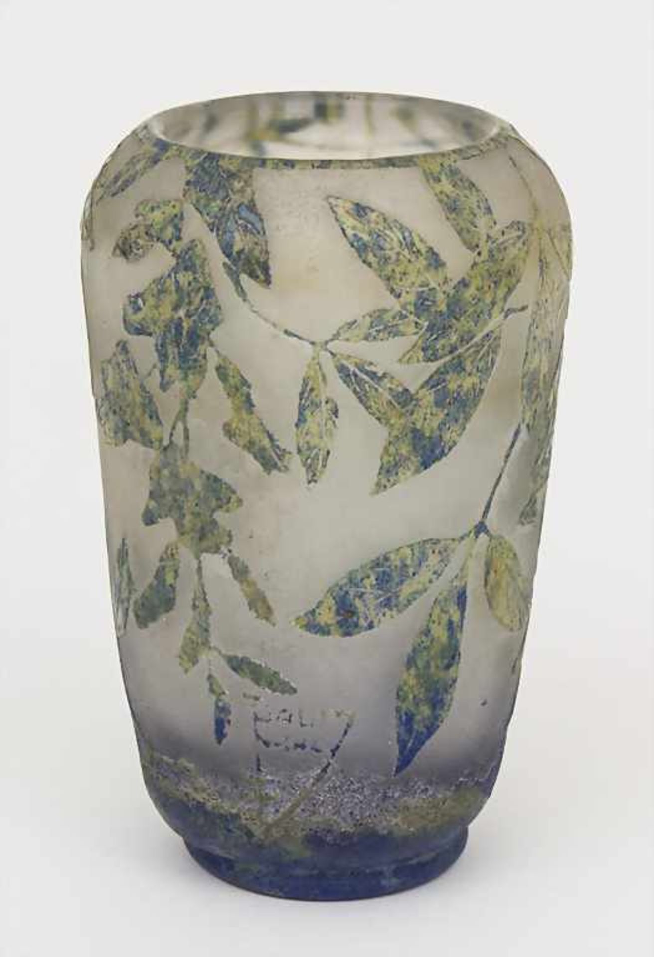 Jugendstil-Vase mit Zweigdekor / An Art Nouveau vase with branches, Daum Nancy, um 1910 Material: