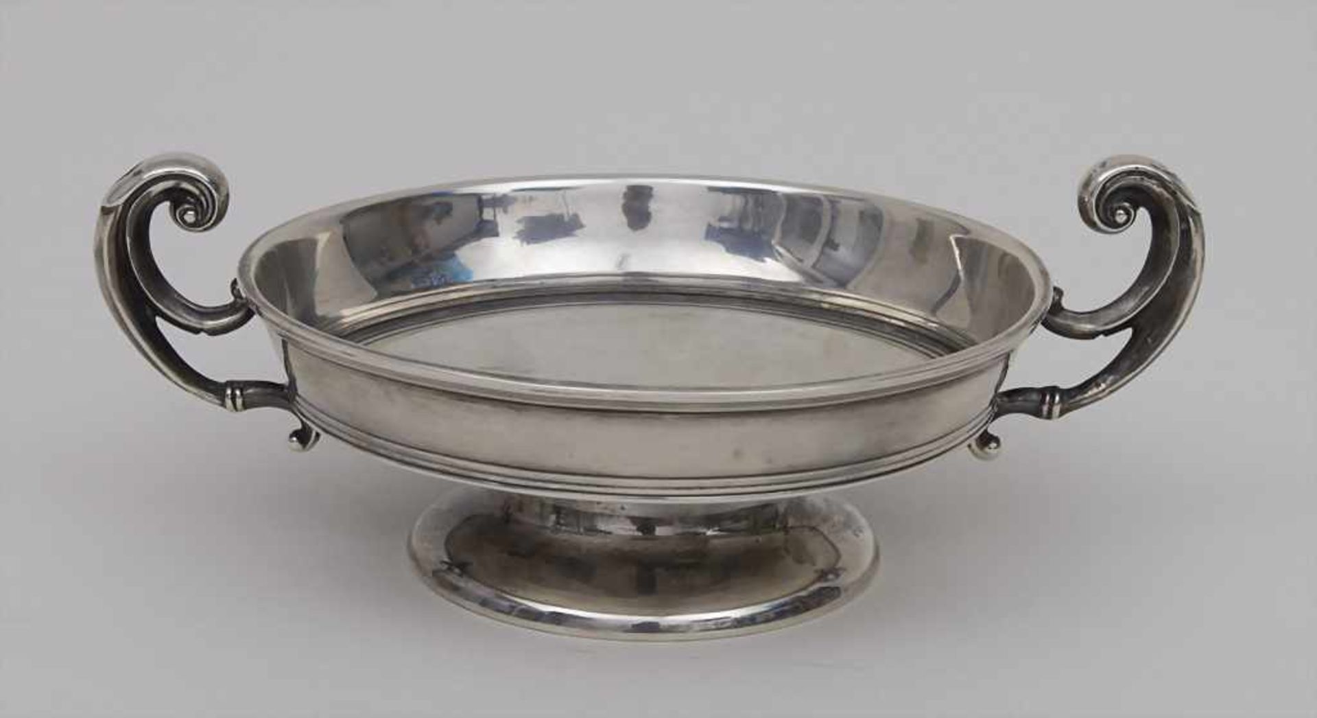 Kleine Fußschale mit Handhaben / A small footed bowl with handles, William Hutton & Sons Ltd,