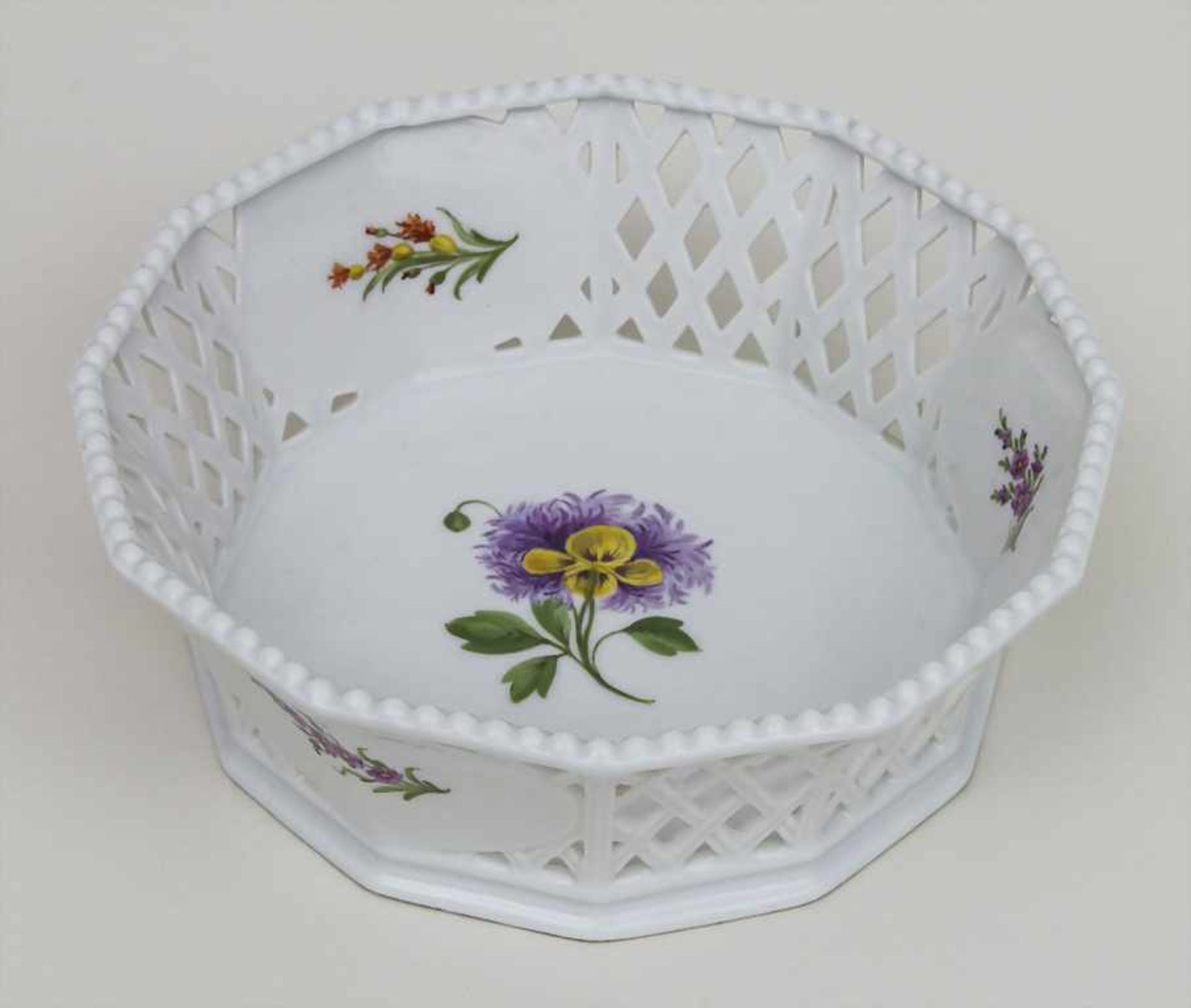 Korbschale mit Blumenmalerei / A basket bowl with flowers, Nymphenburg, 1975-1996 Material: