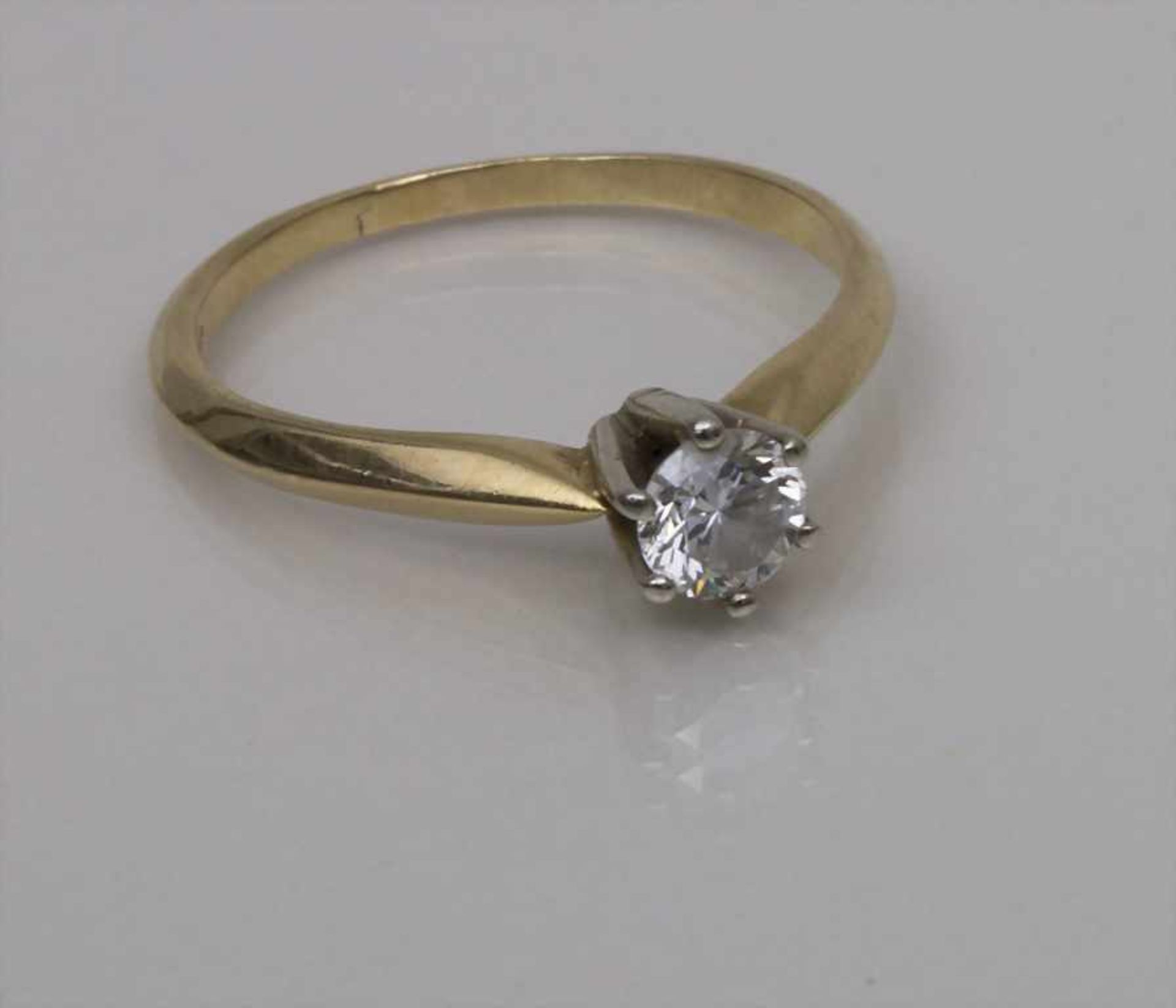 Solitaire-Damenring / A solitaire ladies ring Material: Gelbgold 750/000 18 Kt, 1 Solitär Diamant,