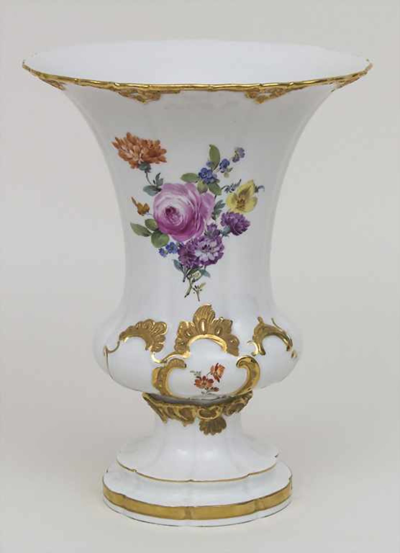 Kratervase mit Blumenbouquet / A crater vase with flowers, Meissen, 1951-1953 Material: Porzellan,