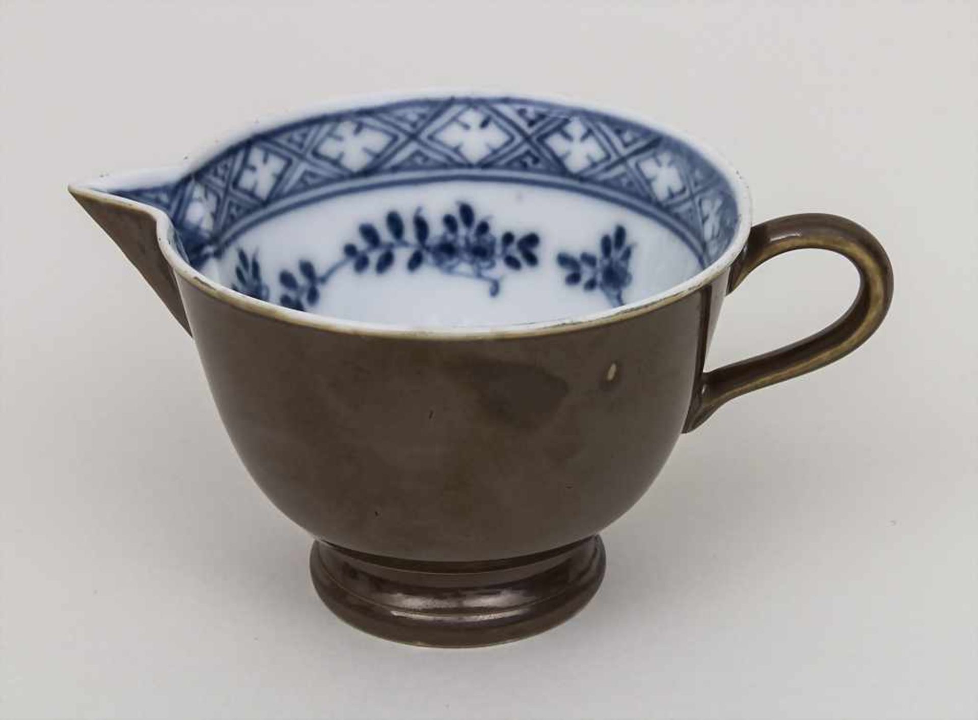 Seltene Schnabeltasse mit Chinoiserie / A rare feeding cup with Chinoiserie, Meissen, um 1740