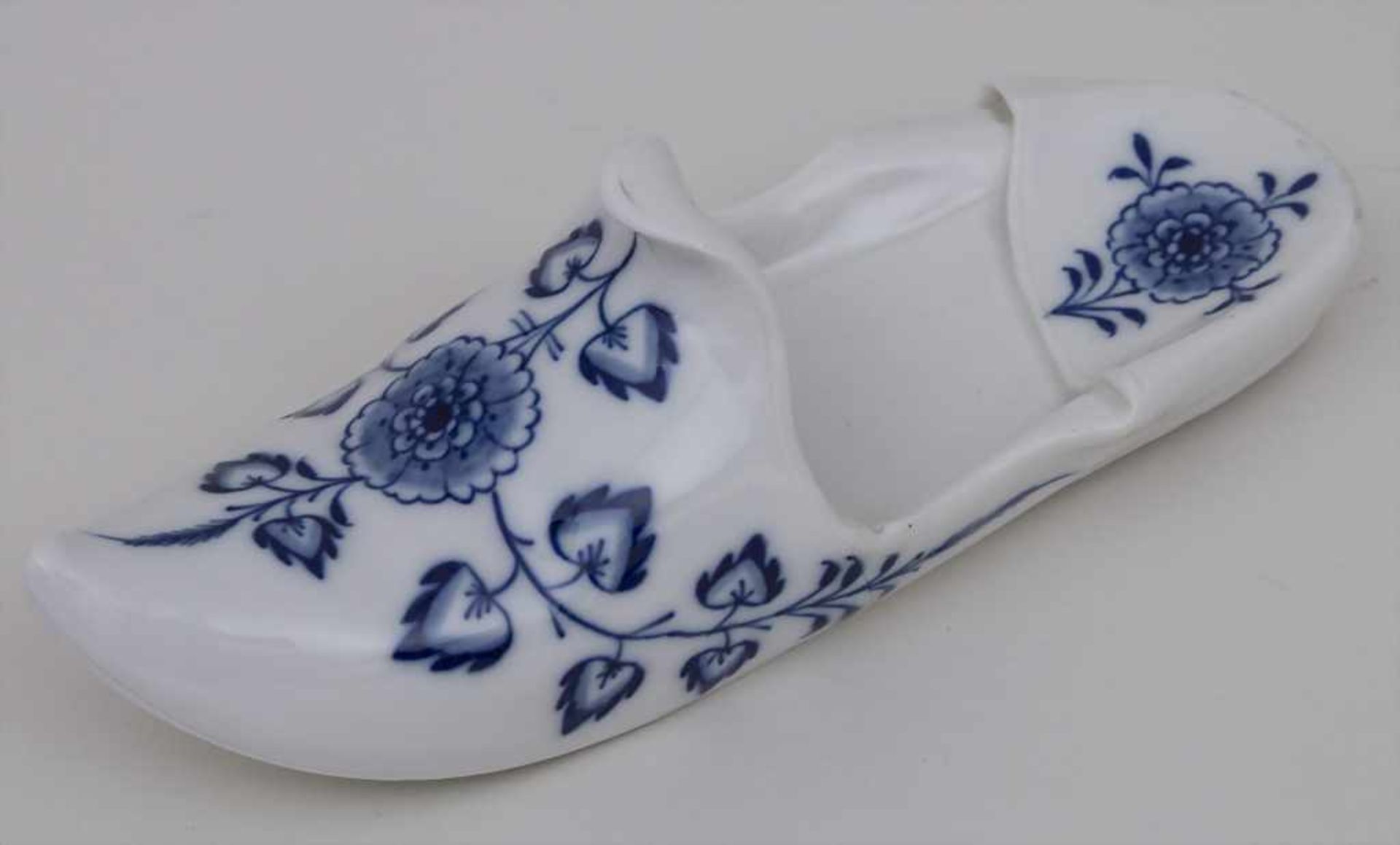 Großer Pantoffel / Schuh / A slipper, Meissen, um 1880 Material: Porzellan, unterglasurblau