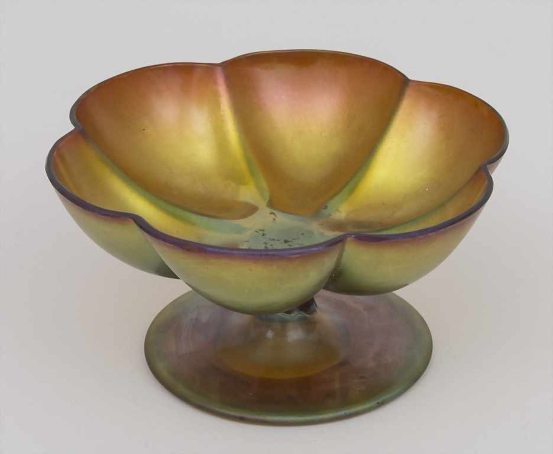 Fußschale / A footed bowl, WMF Myra, Geislingen, um 1936 Material: Glas, gelb-grün irisierend und