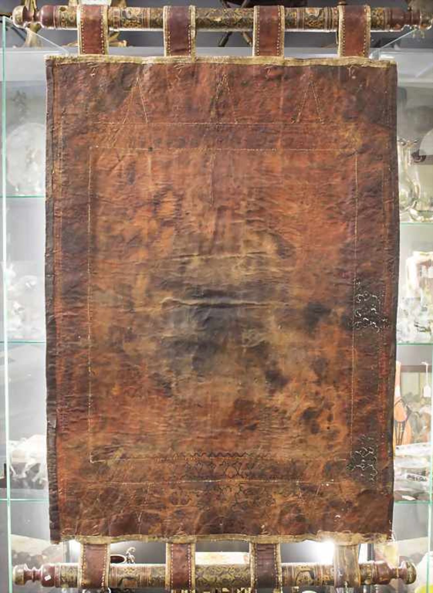 Wandbehang / A wall hanging, Pakistan, Ende 19. Jh. Material: Leder, Gewebe, gedrechseltes Holz, - Bild 2 aus 2