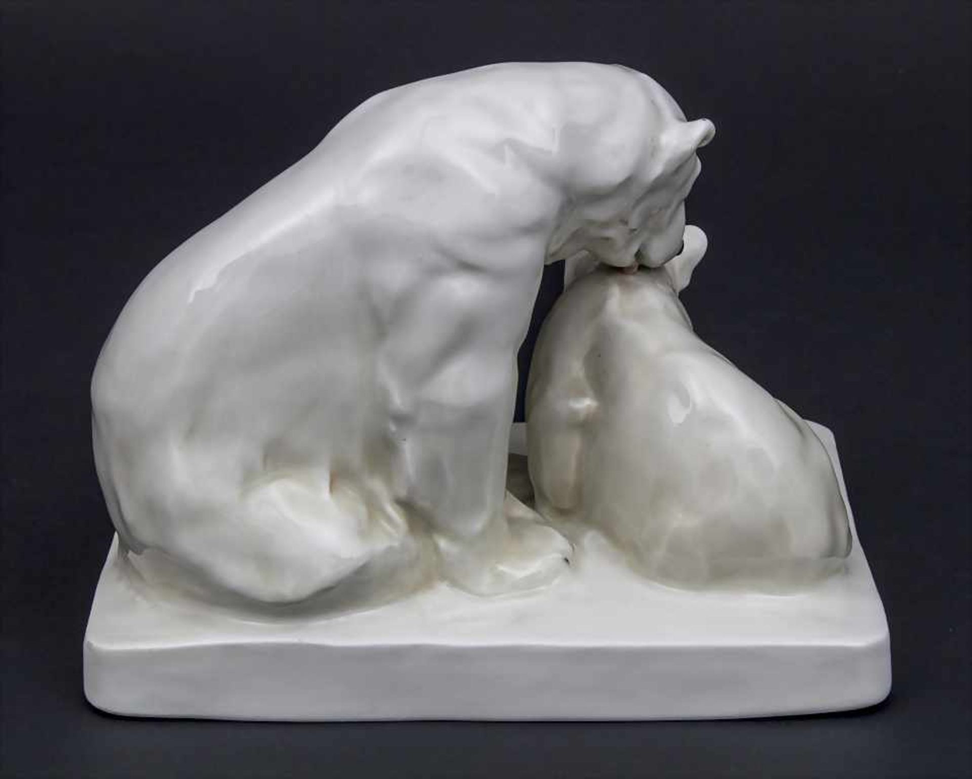 Tierfigurengruppe 'Eisbären' / An animal figure group 'polar bears', Willy Zügel, Meissen, um 1934- - Bild 2 aus 4