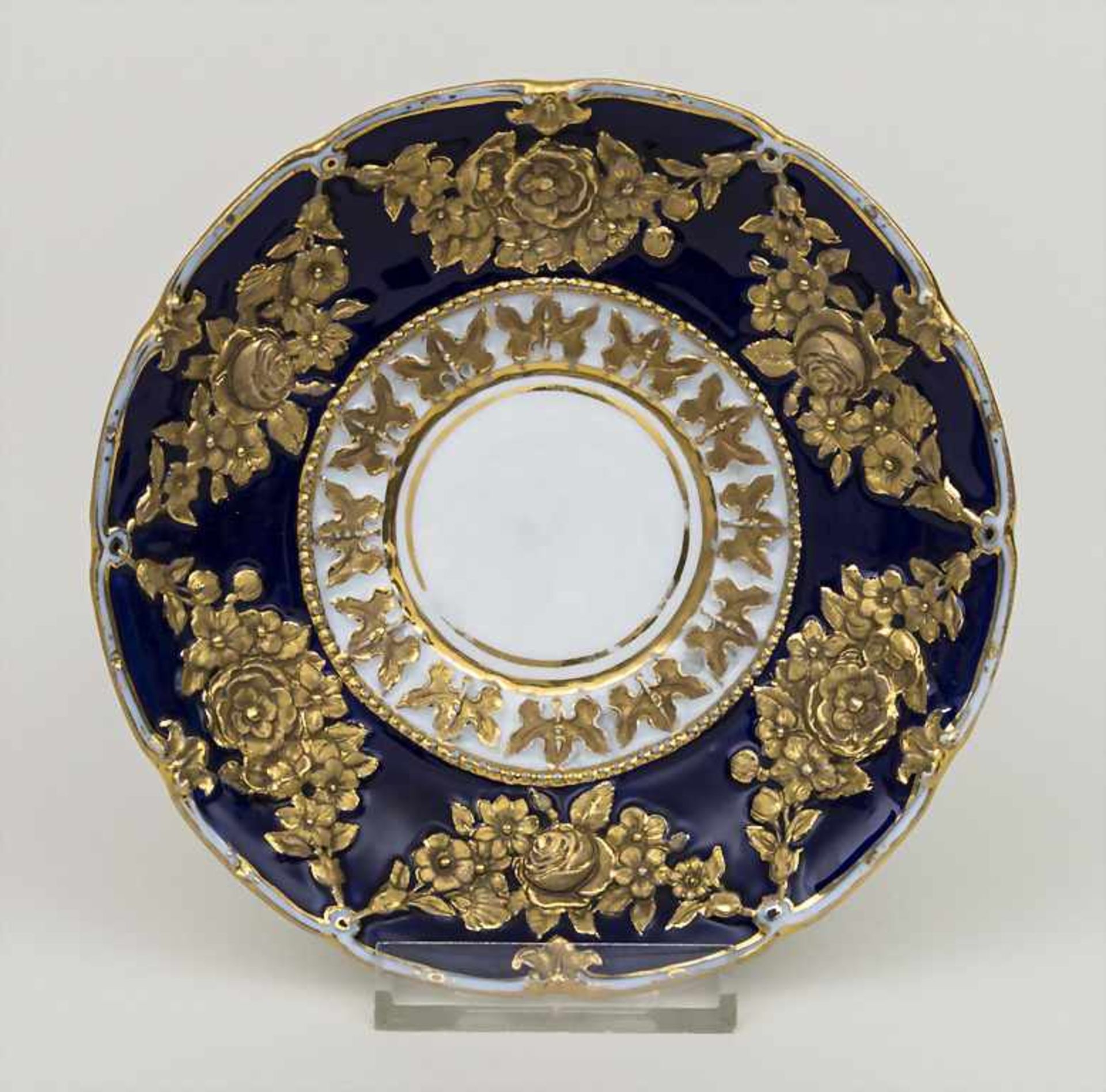 Prunk Unterteller / A saucer, Meissen, um 1830 Material: Porzellan, kobaltblau bemalt, reich mit